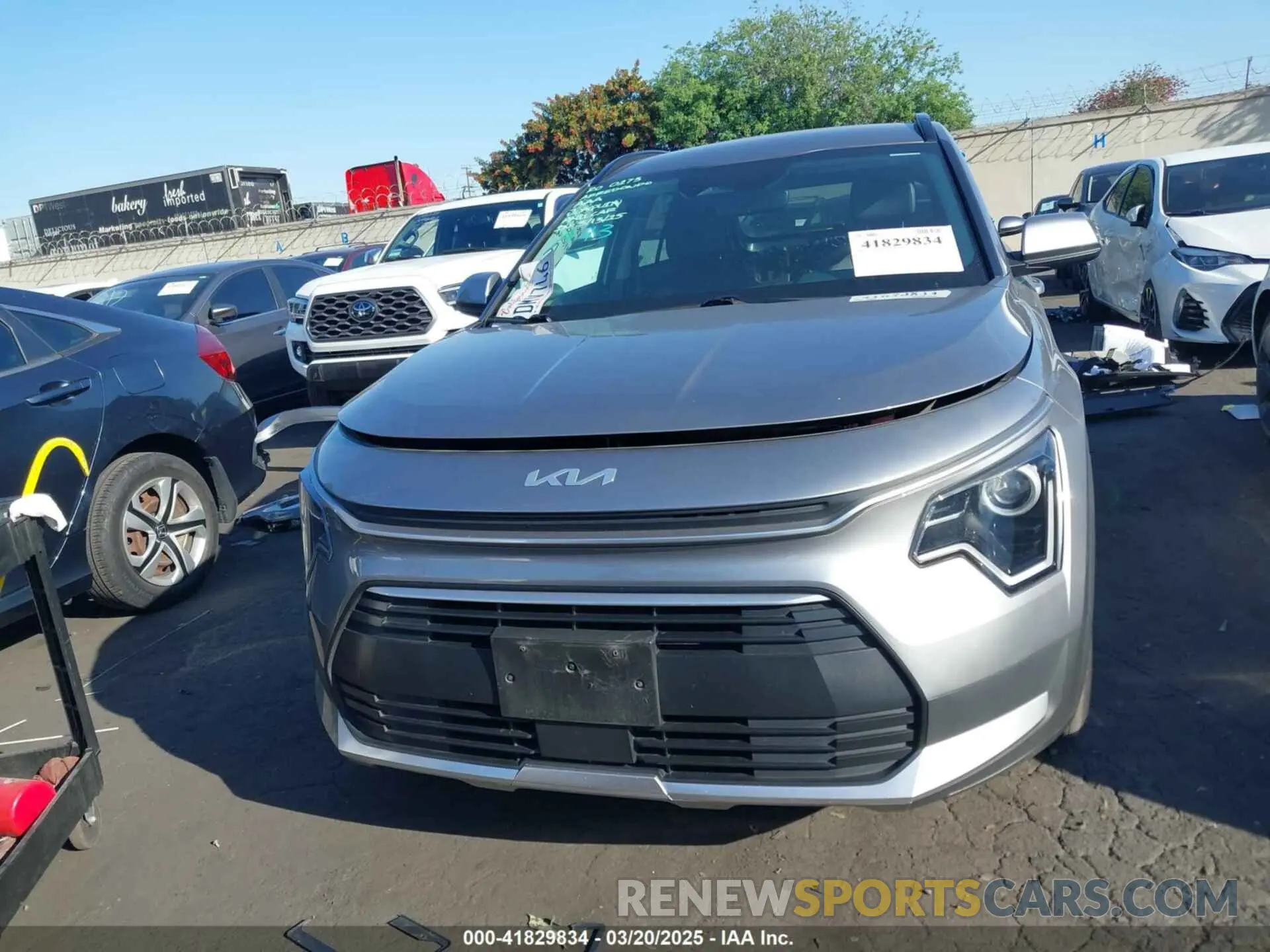 12 fotografías del automóvil dañado KNDCR3LE6P5051446 KIA NIRO 2023