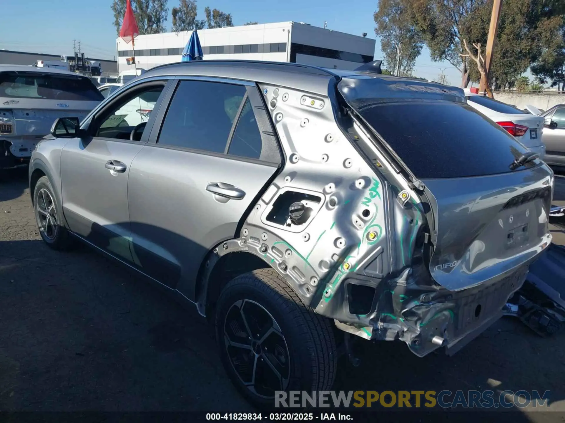 3 fotografías del automóvil dañado KNDCR3LE6P5051446 KIA NIRO 2023