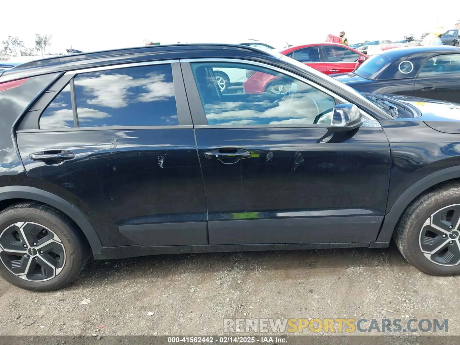 13 fotografías del automóvil dañado KNDCR3LE7P5050595 KIA NIRO 2023