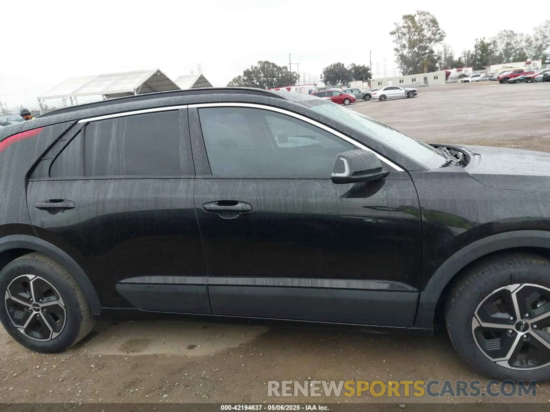 13 fotografías del automóvil dañado KNDCR3LE8P5086327 KIA NIRO 2023