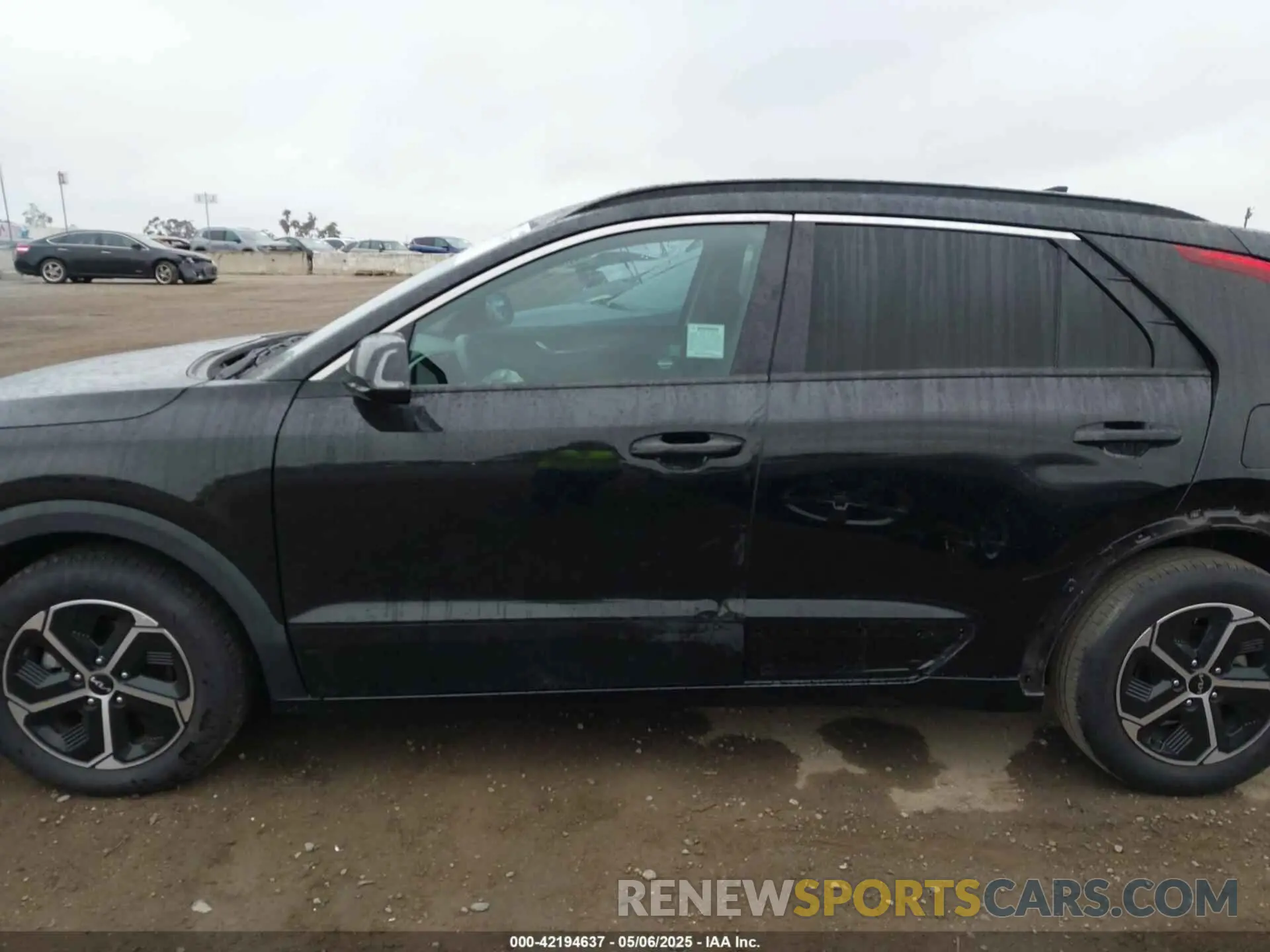 14 fotografías del automóvil dañado KNDCR3LE8P5086327 KIA NIRO 2023