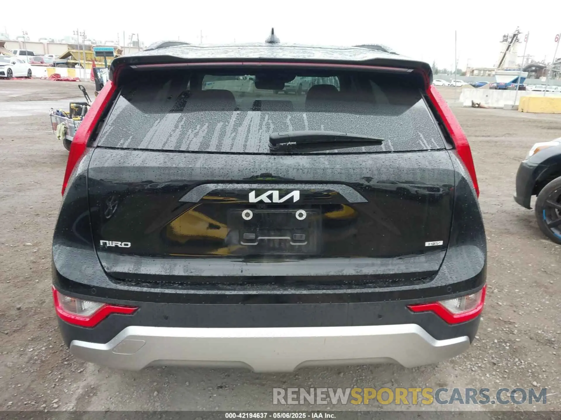 16 fotografías del automóvil dañado KNDCR3LE8P5086327 KIA NIRO 2023