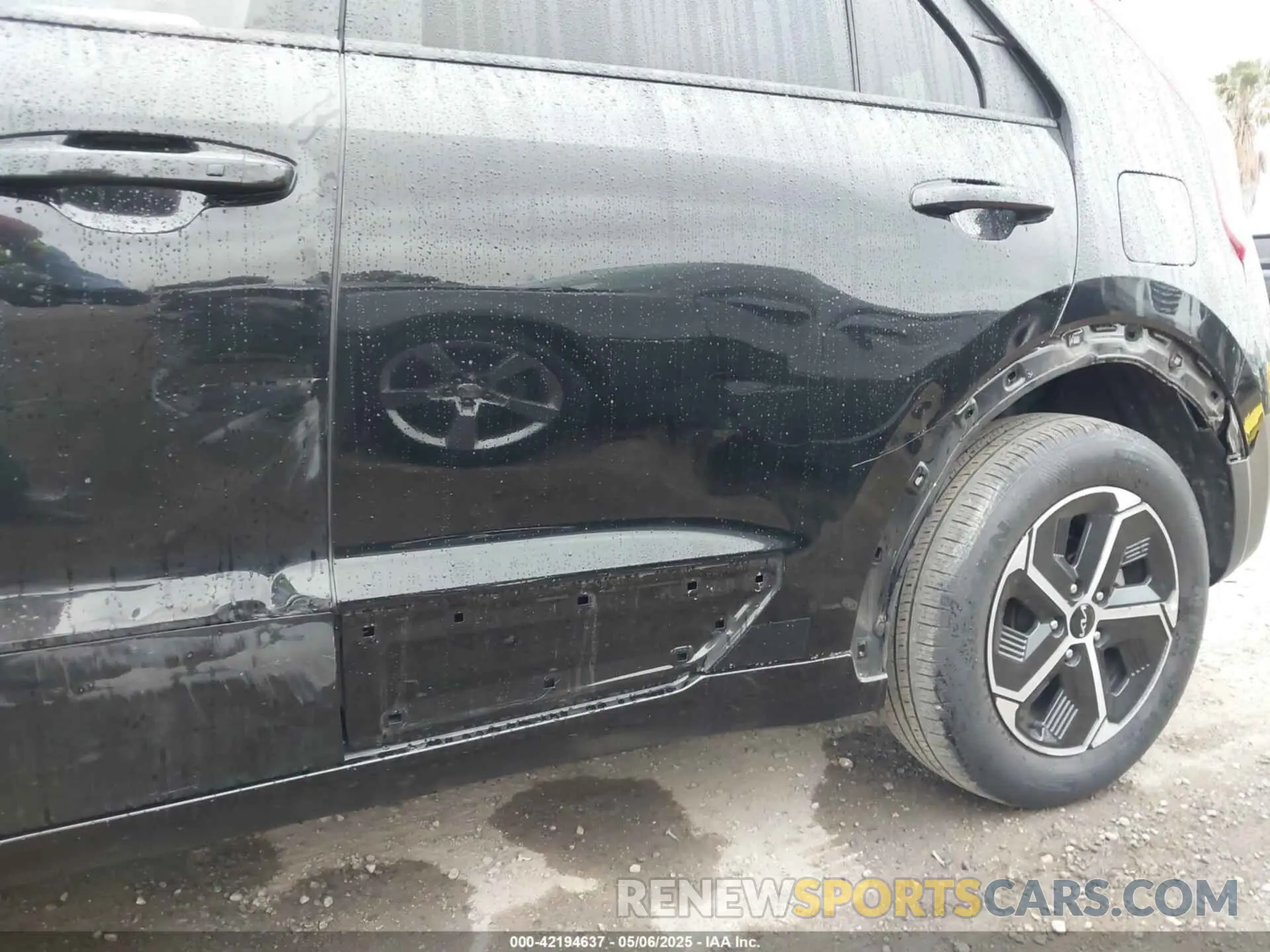 17 fotografías del automóvil dañado KNDCR3LE8P5086327 KIA NIRO 2023
