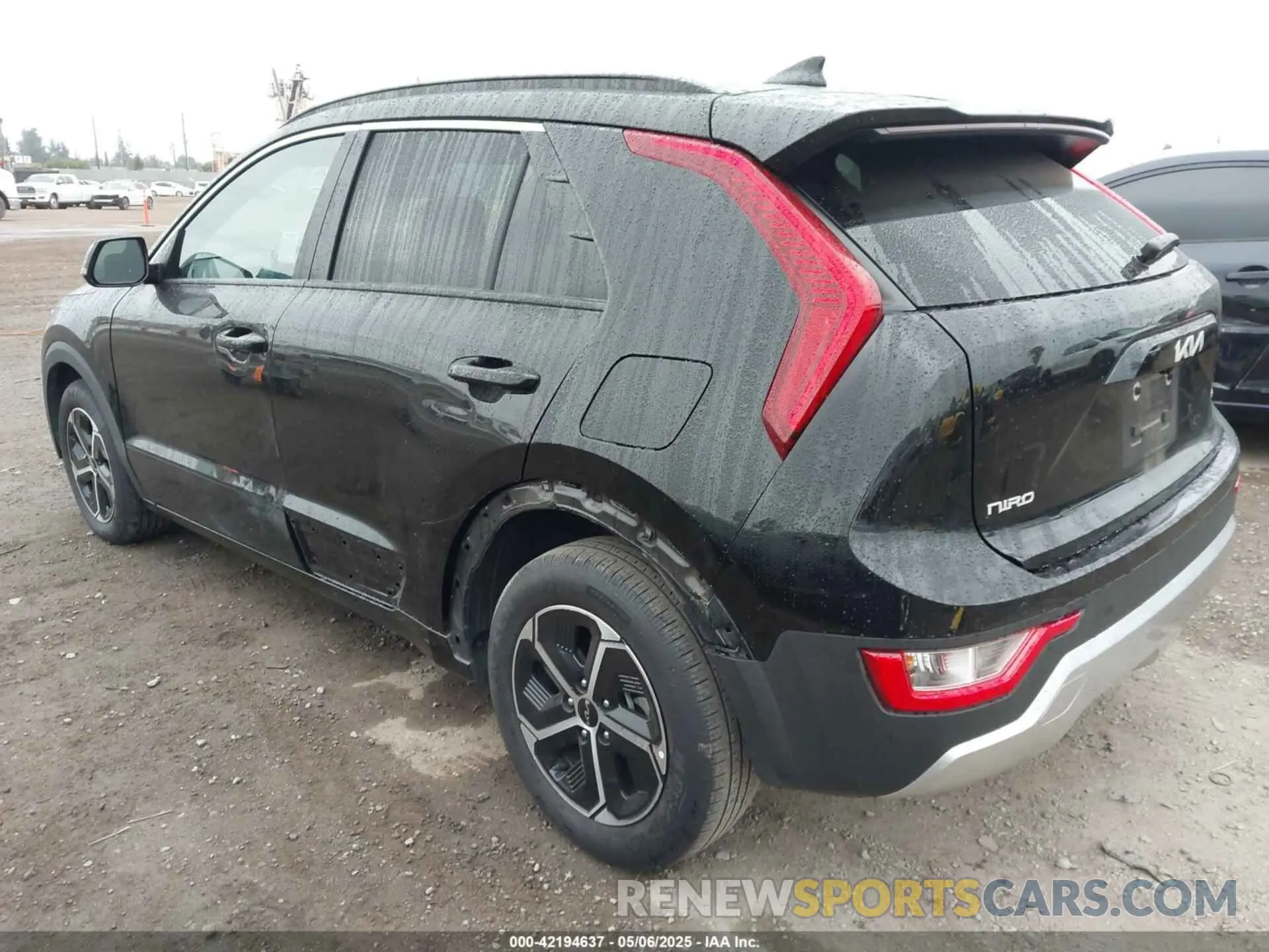 3 fotografías del automóvil dañado KNDCR3LE8P5086327 KIA NIRO 2023