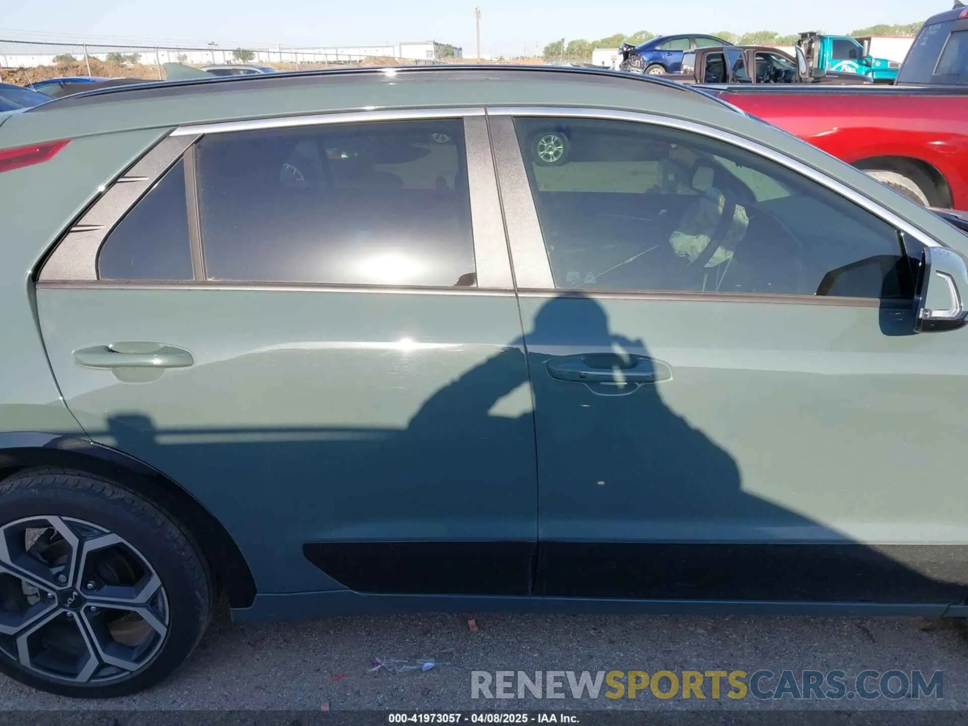 13 fotografías del automóvil dañado KNDCR3LE9P5037508 KIA NIRO 2023
