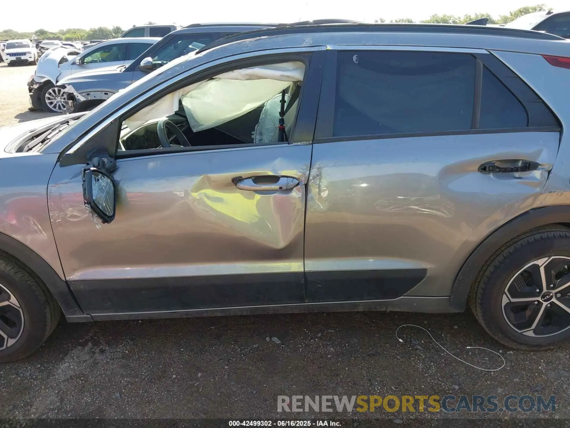 13 fotografías del automóvil dañado KNDCR3LE9P5048959 KIA NIRO 2023