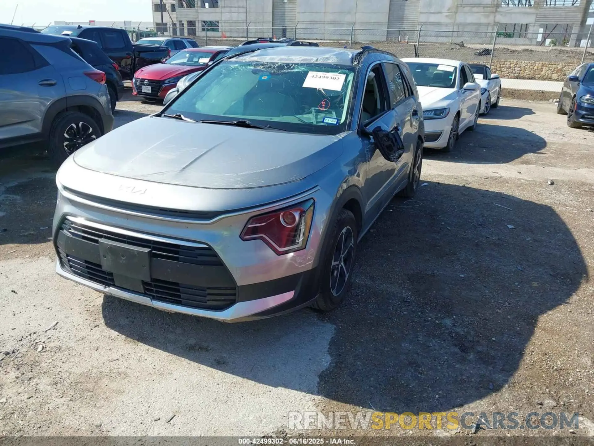 2 fotografías del automóvil dañado KNDCR3LE9P5048959 KIA NIRO 2023