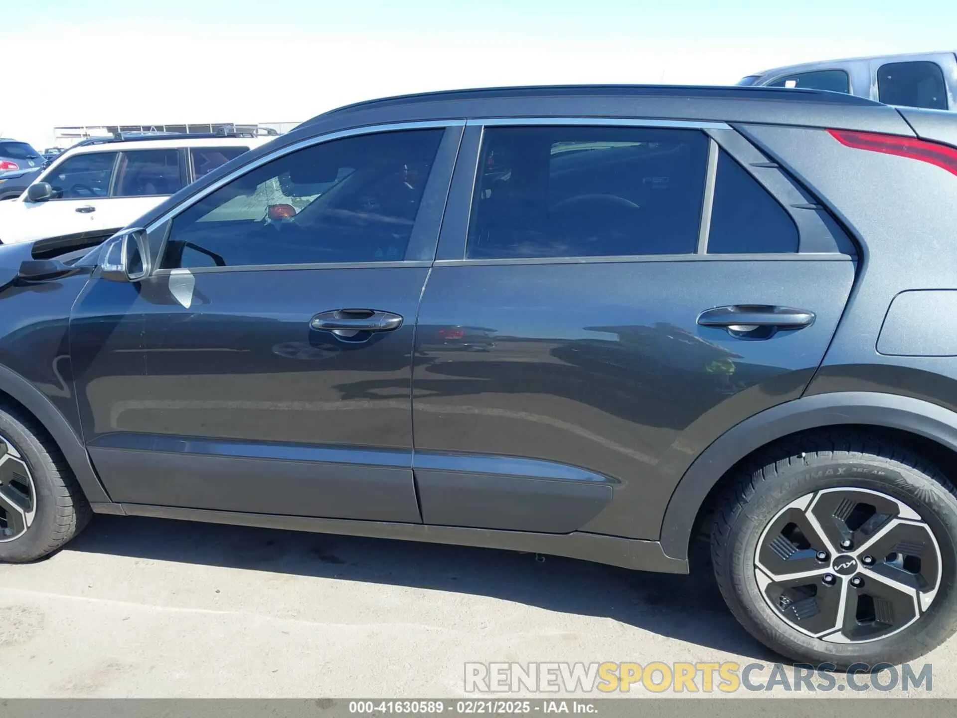14 fotografías del automóvil dañado KNDCR3LE9P5060254 KIA NIRO 2023
