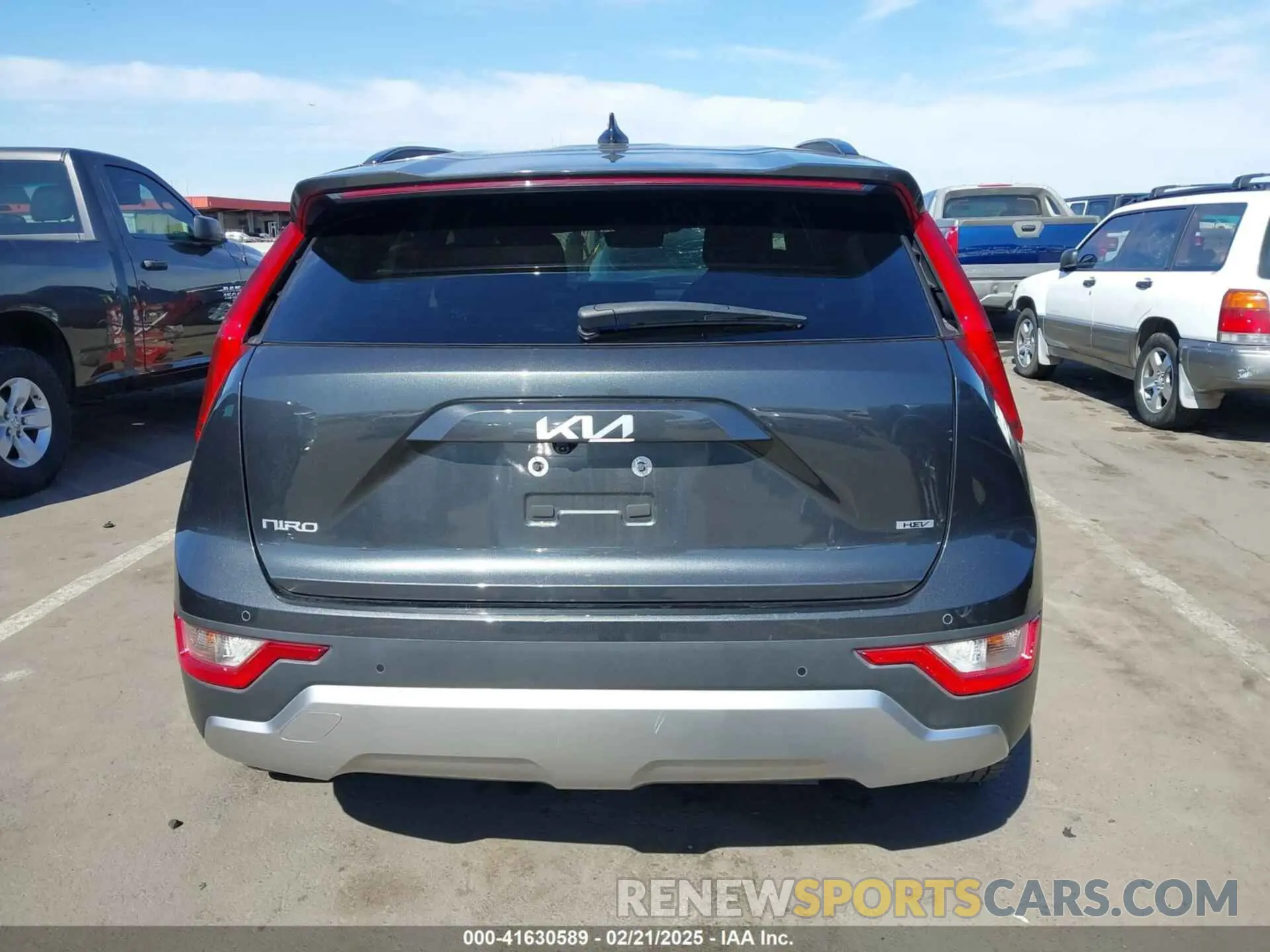 16 fotografías del automóvil dañado KNDCR3LE9P5060254 KIA NIRO 2023