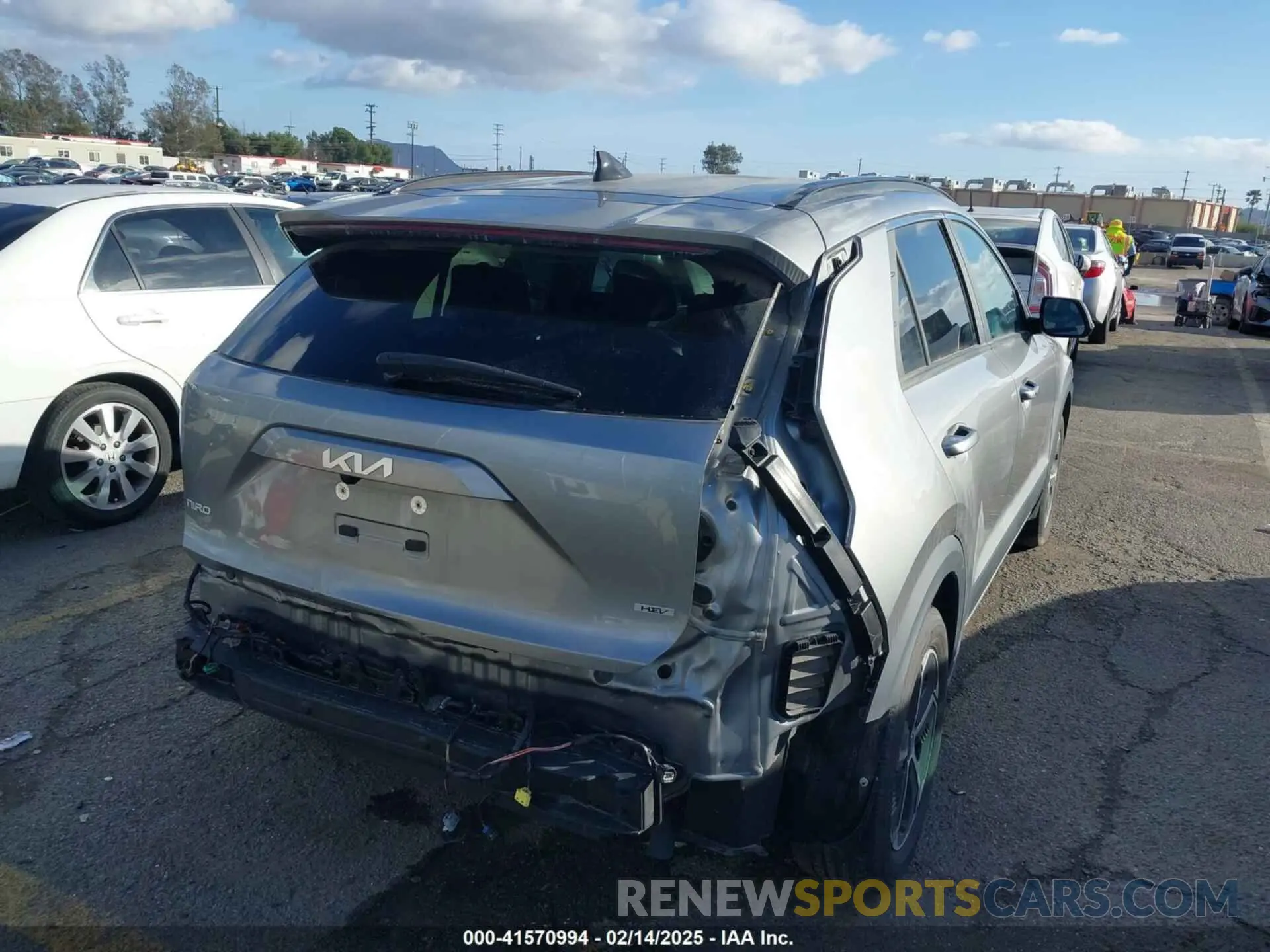 4 fotografías del automóvil dañado KNDCR3LE9P5097384 KIA NIRO 2023