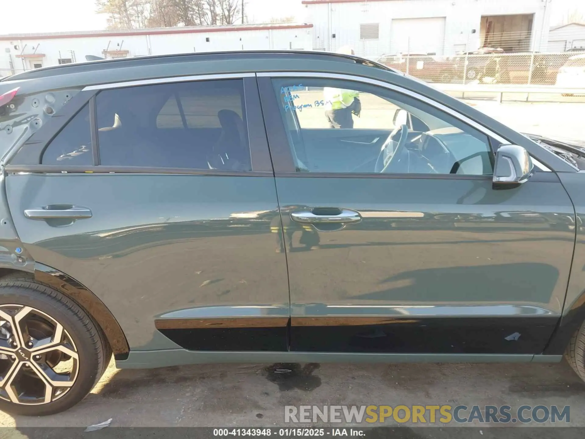 13 fotografías del automóvil dañado KNDCT3LE2P5039313 KIA NIRO 2023