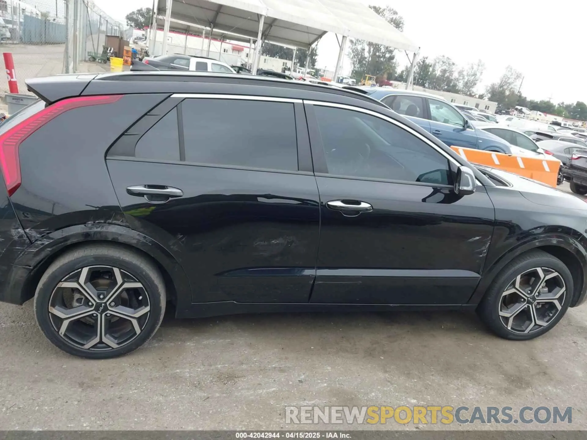 13 fotografías del automóvil dañado KNDCT3LE5P5094001 KIA NIRO 2023