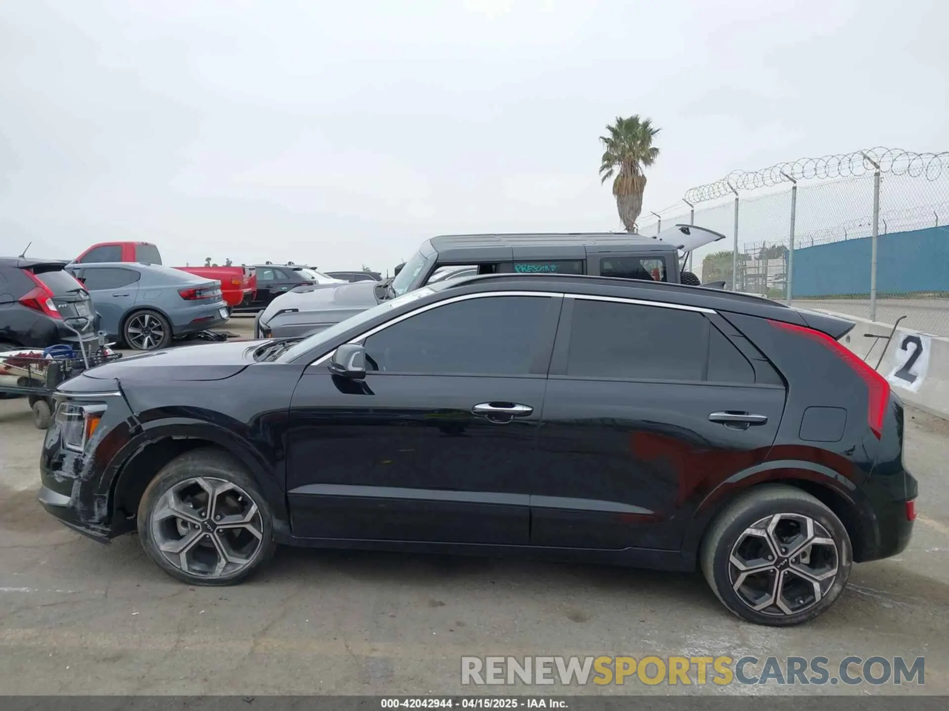 14 fotografías del automóvil dañado KNDCT3LE5P5094001 KIA NIRO 2023