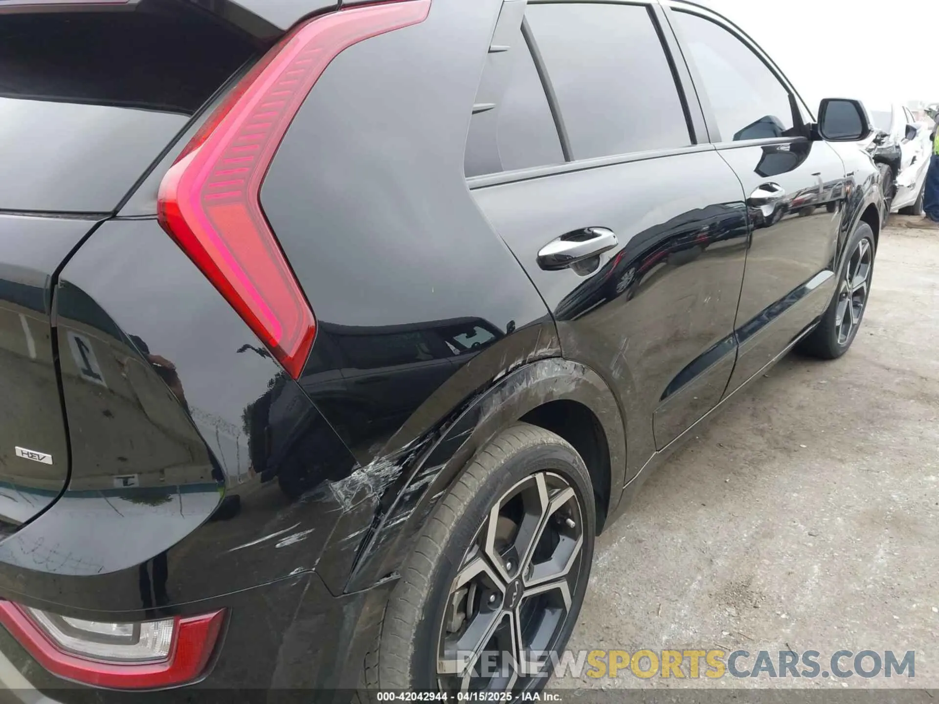 17 fotografías del automóvil dañado KNDCT3LE5P5094001 KIA NIRO 2023