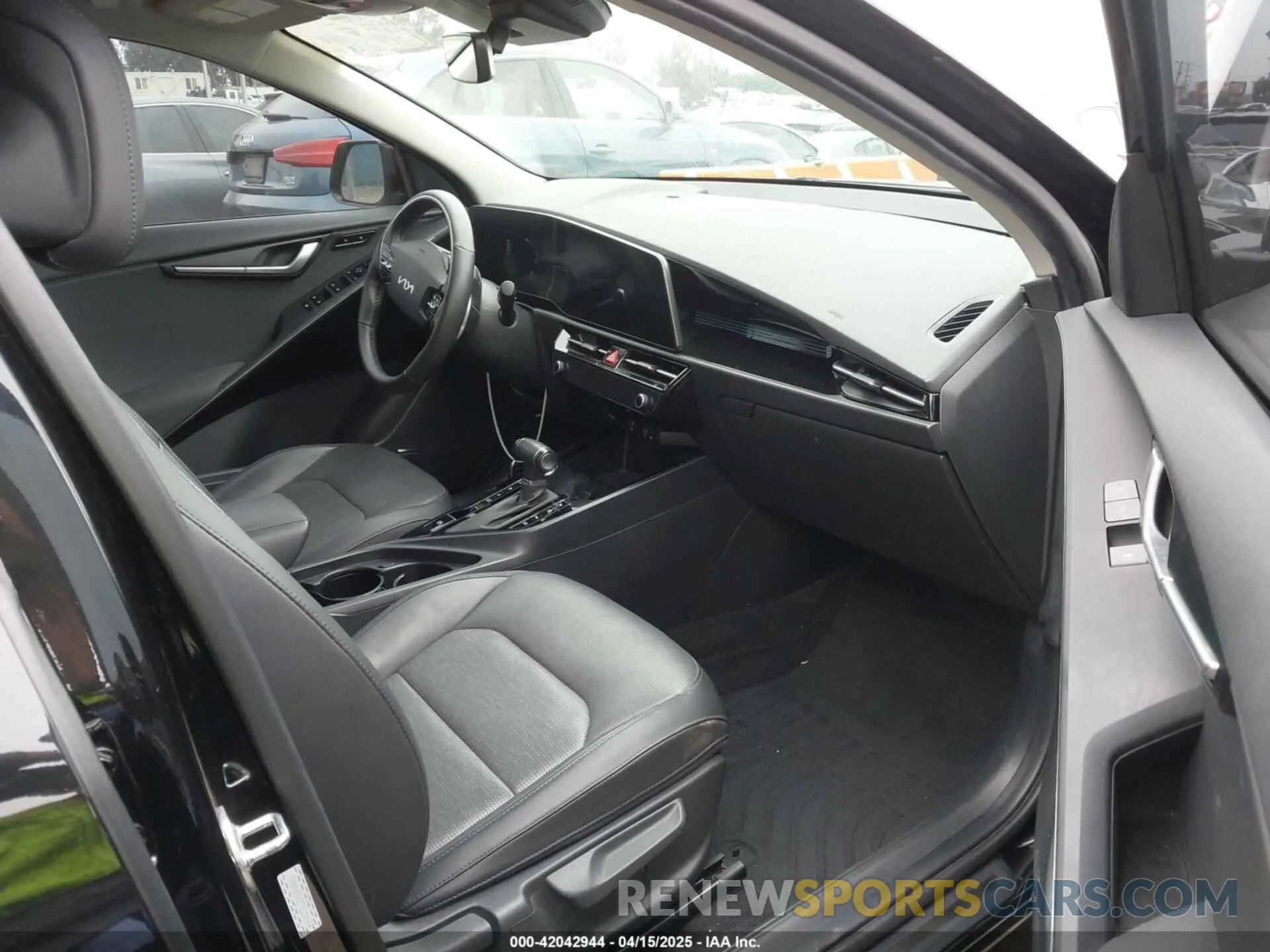 5 fotografías del automóvil dañado KNDCT3LE5P5094001 KIA NIRO 2023