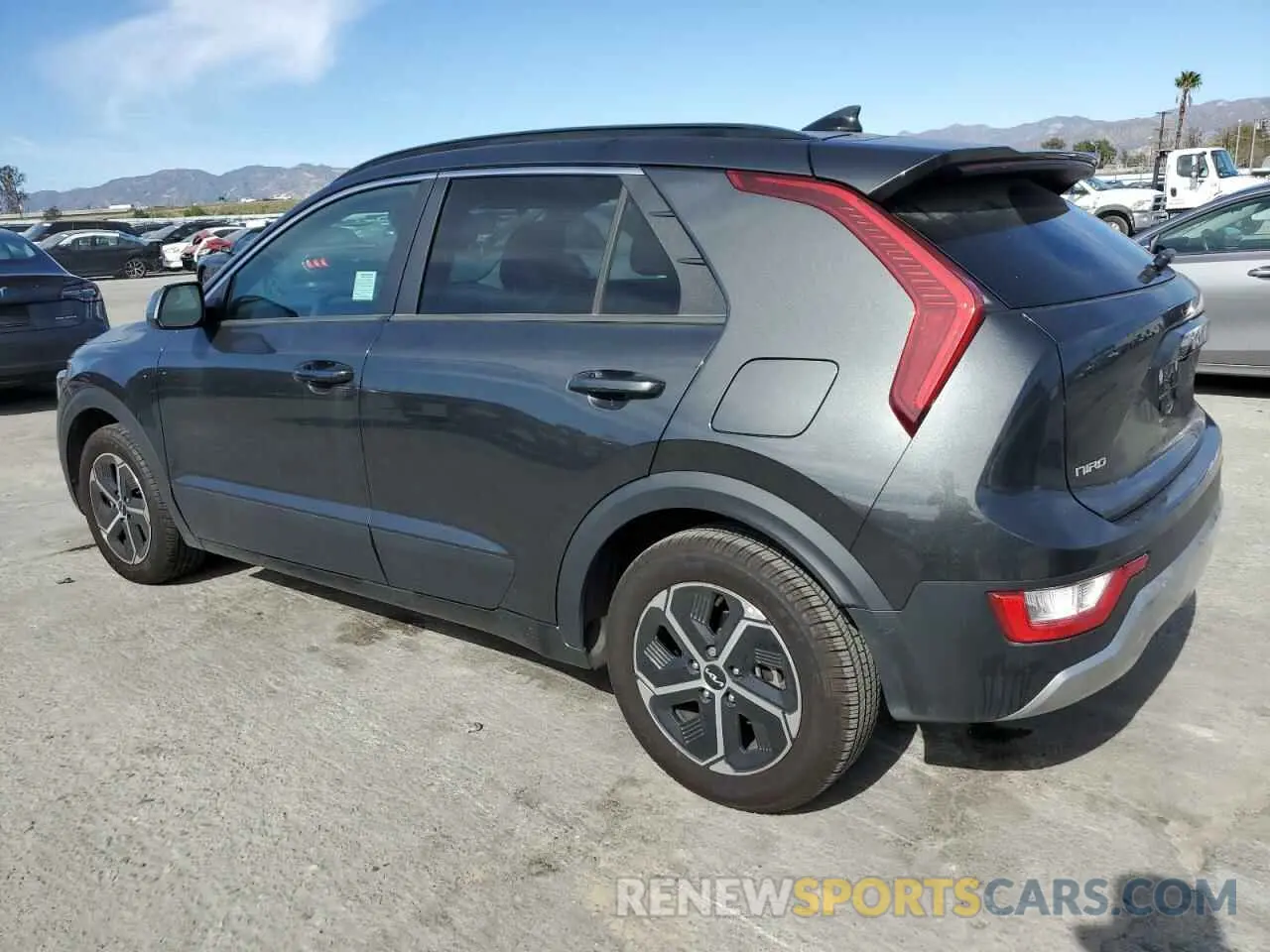 2 fotografías del automóvil dañado KNDCP3LE1R5121945 KIA NIRO 2024