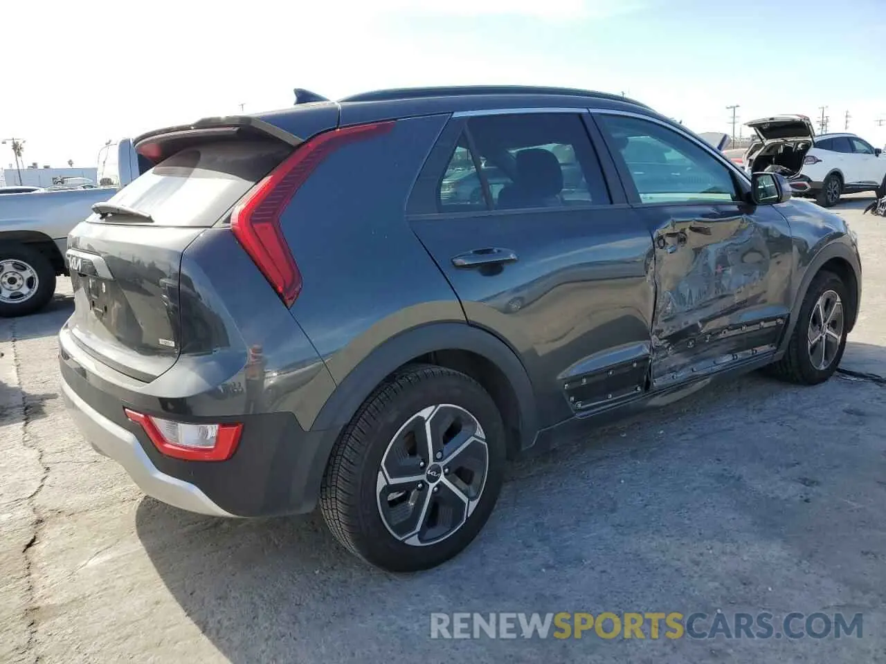 3 fotografías del automóvil dañado KNDCP3LE1R5121945 KIA NIRO 2024