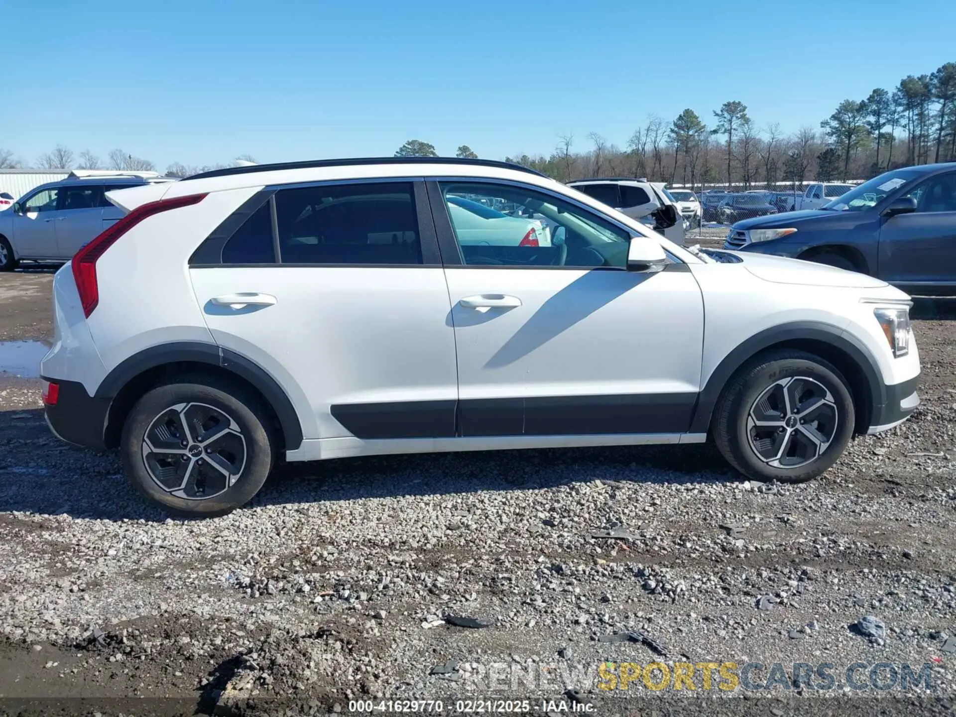 13 fotografías del automóvil dañado KNDCP3LE1R5178842 KIA NIRO 2024