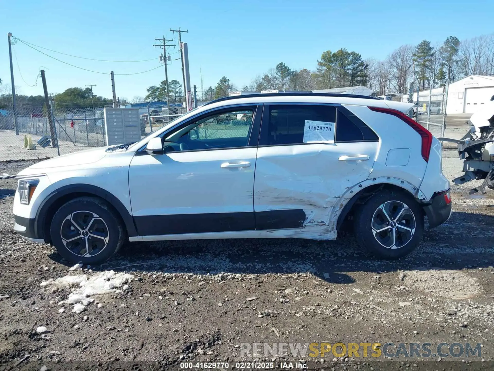 14 fotografías del automóvil dañado KNDCP3LE1R5178842 KIA NIRO 2024
