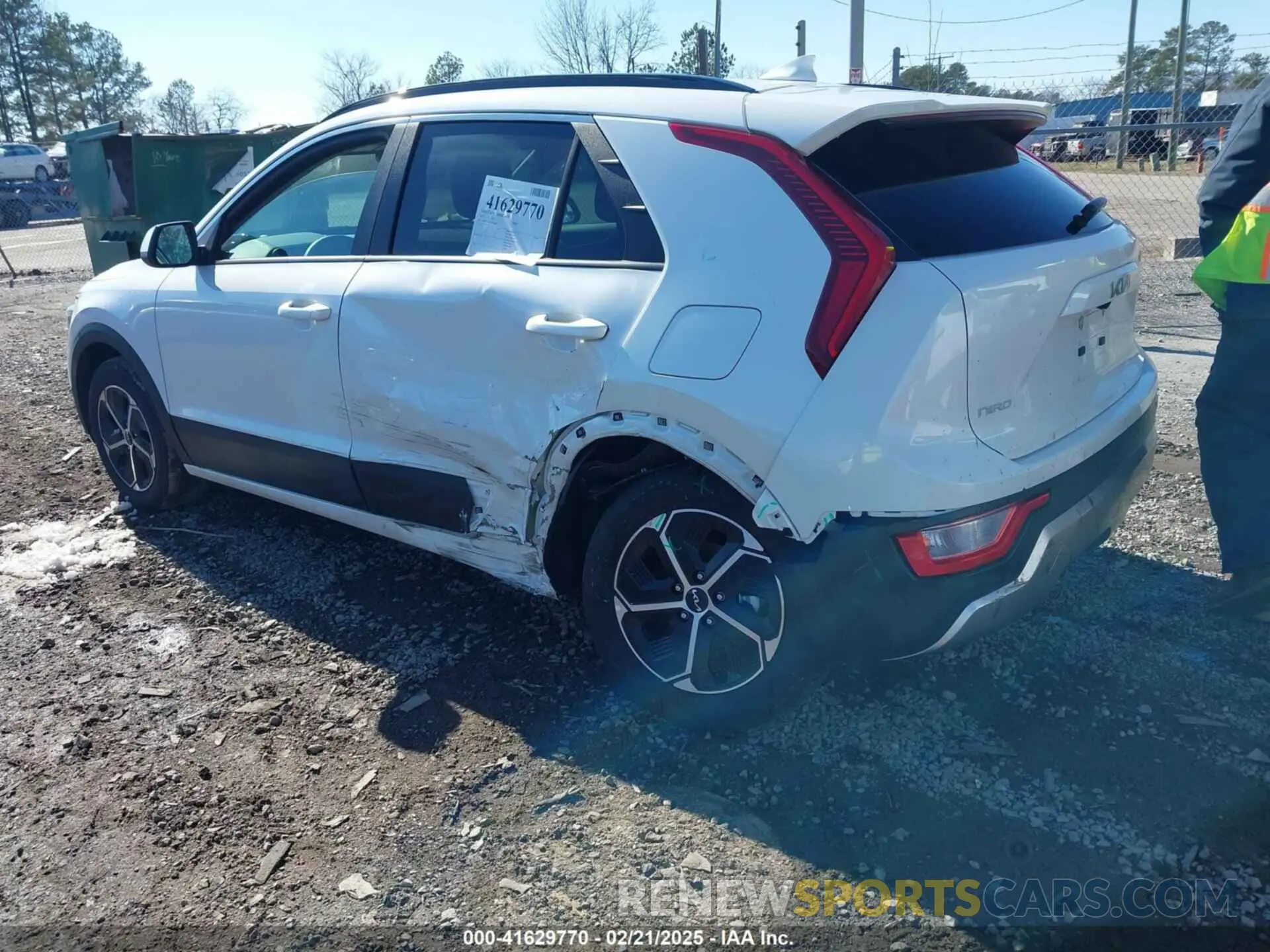 3 fotografías del automóvil dañado KNDCP3LE1R5178842 KIA NIRO 2024