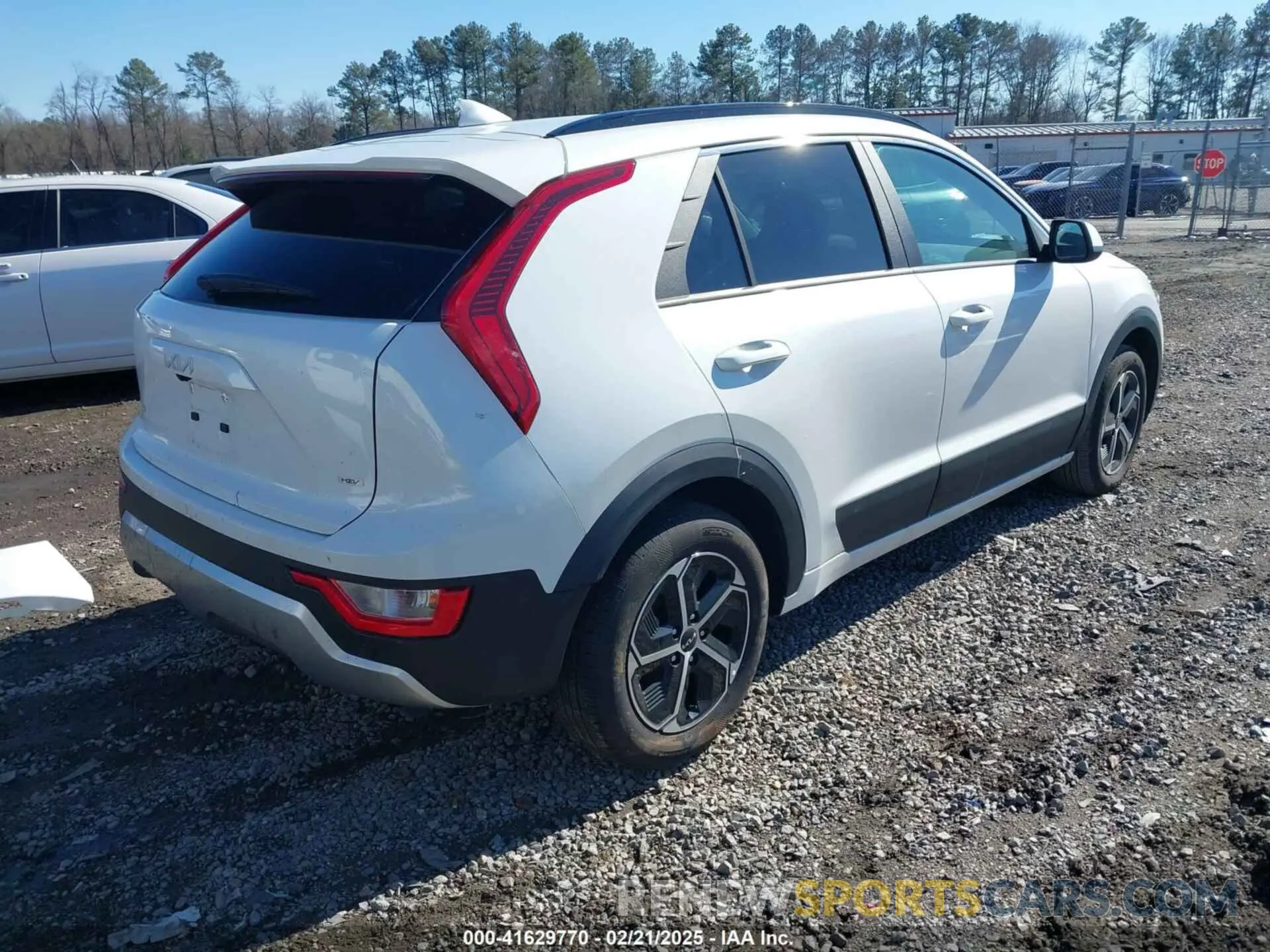 4 fotografías del automóvil dañado KNDCP3LE1R5178842 KIA NIRO 2024