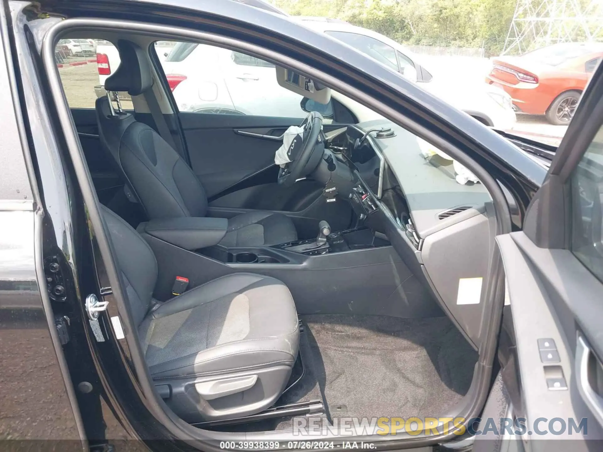 5 fotografías del automóvil dañado KNDCR3LE1R5134611 KIA NIRO 2024