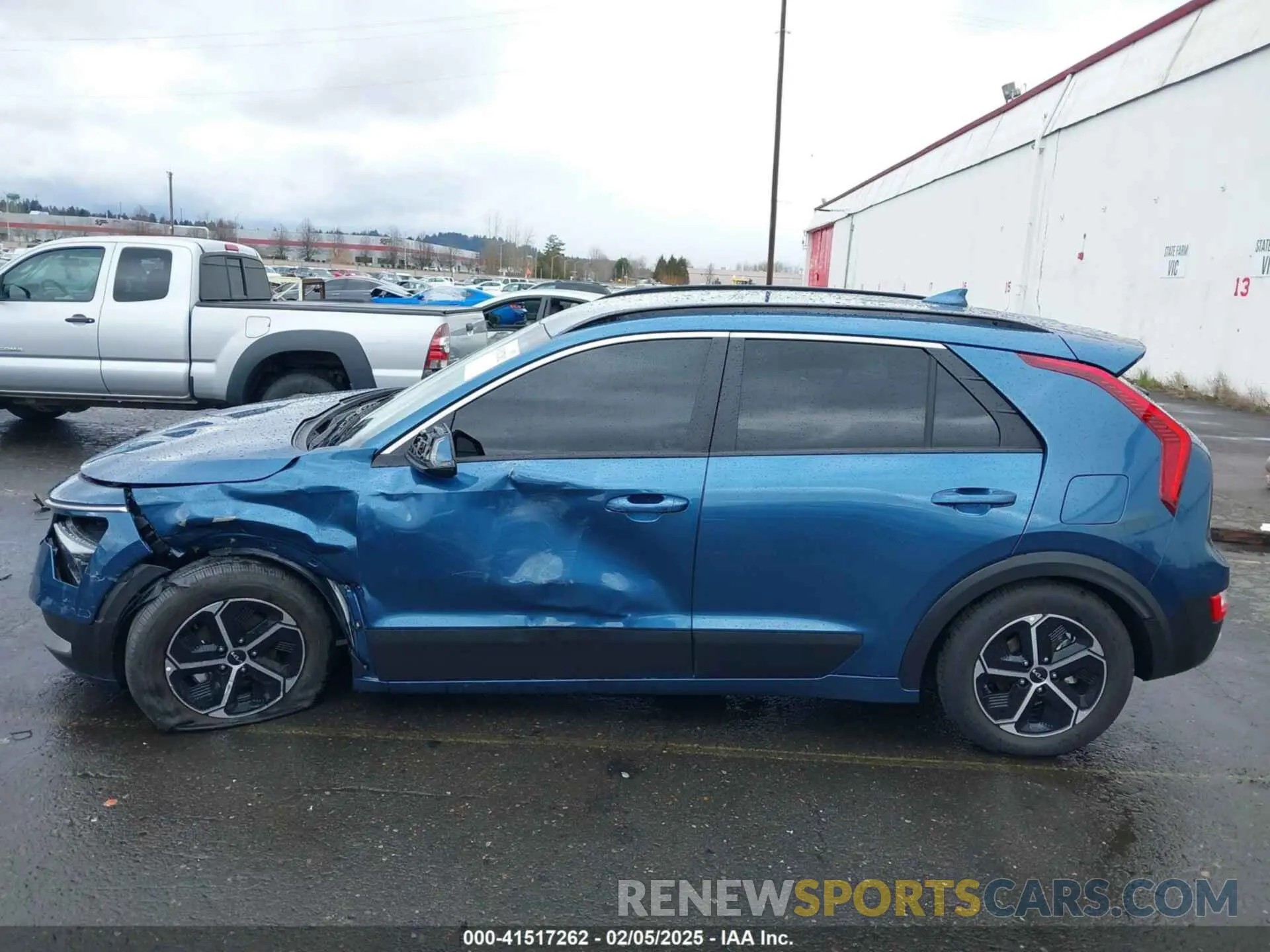 14 fotografías del automóvil dañado KNDCR3LE2R5189956 KIA NIRO 2024