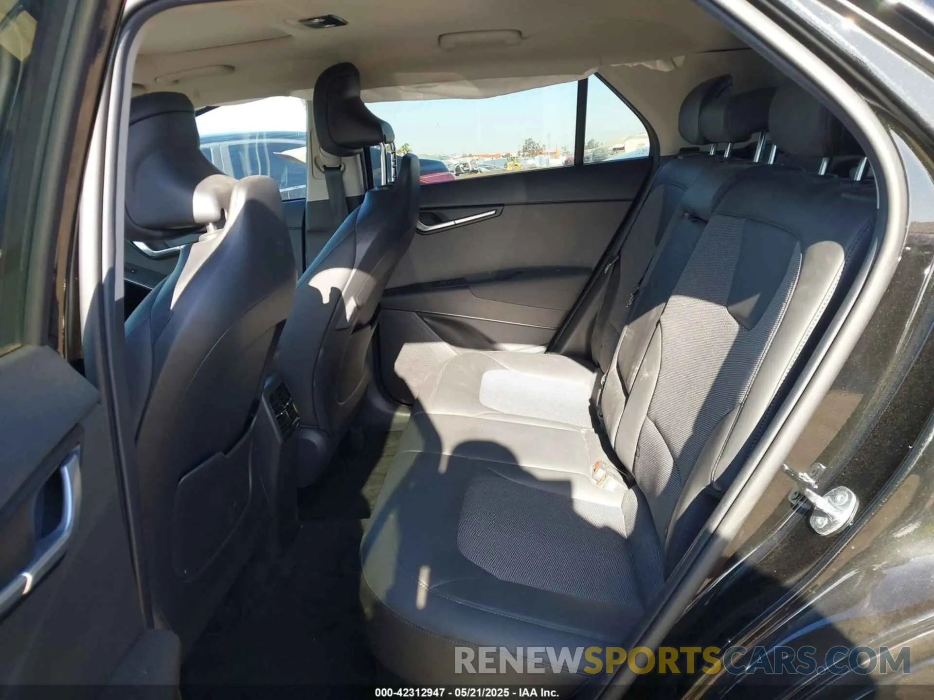 8 fotografías del automóvil dañado KNDCR3LE3R5152124 KIA NIRO 2024