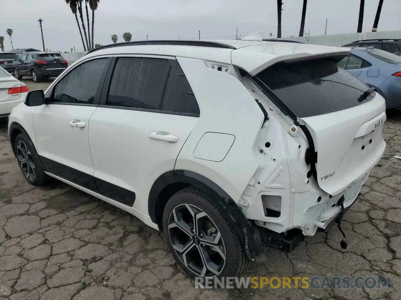 2 fotografías del automóvil dañado KNDCR3LE6R5156796 KIA NIRO 2024