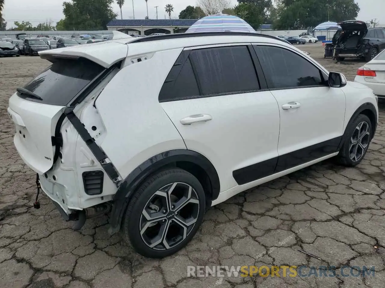 3 fotografías del automóvil dañado KNDCR3LE6R5156796 KIA NIRO 2024