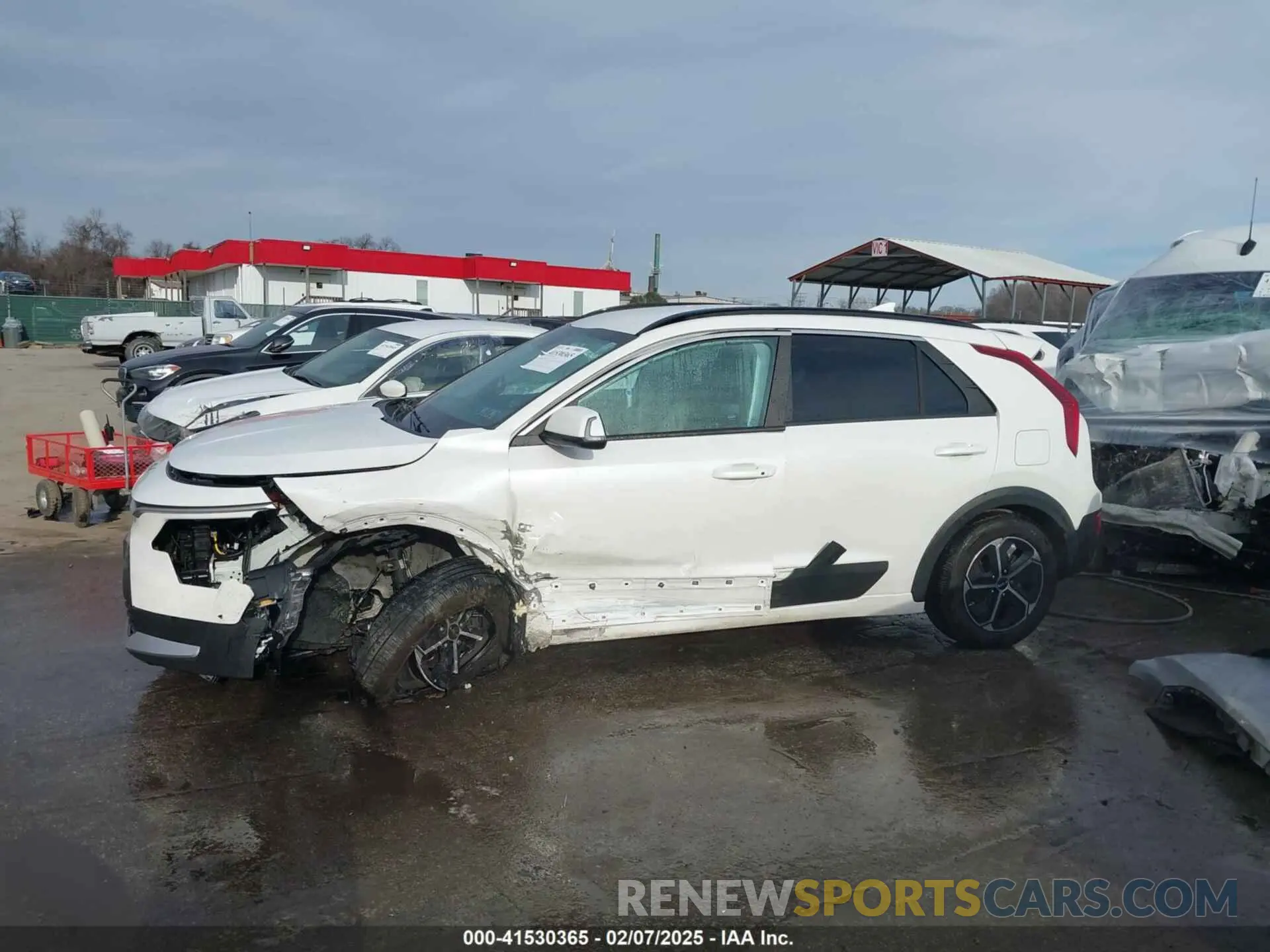 14 fotografías del automóvil dañado KNDCR3LE6R5186753 KIA NIRO 2024