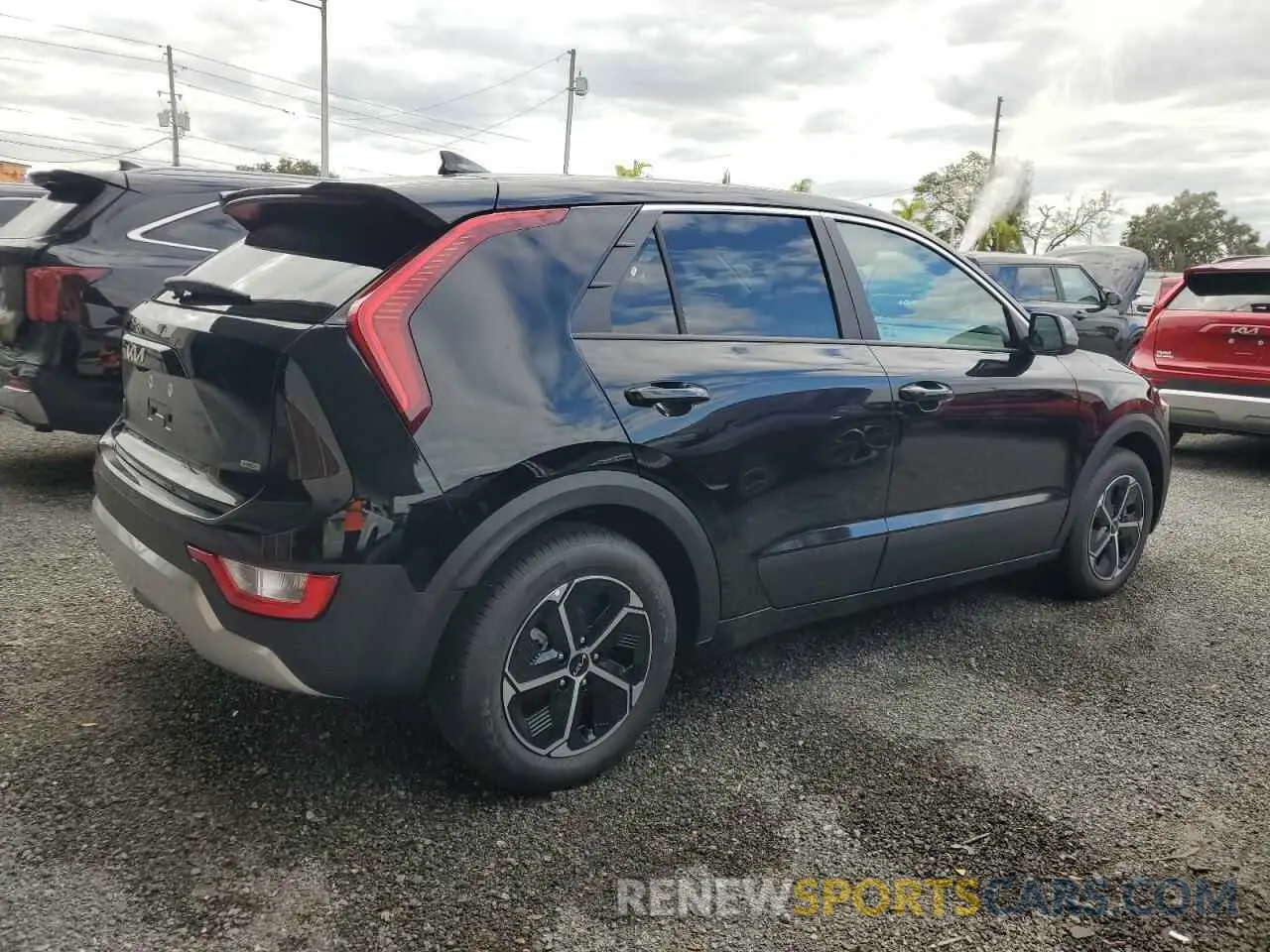 3 fotografías del automóvil dañado KNDCP3LE6S5214451 KIA NIRO 2025
