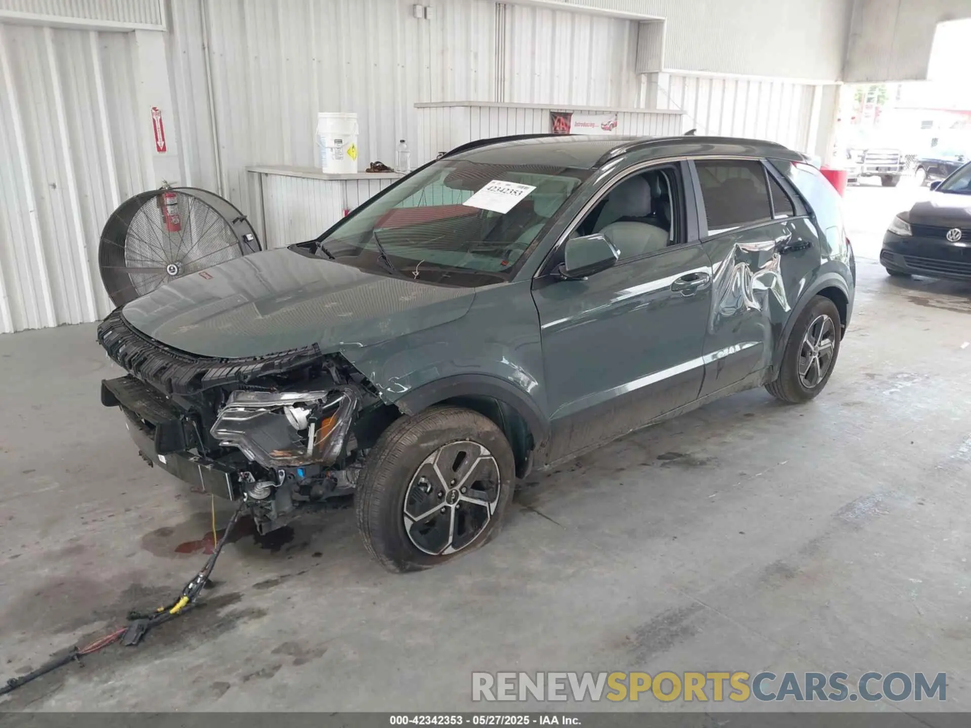 2 fotografías del automóvil dañado KNDCR3LE4S5235793 KIA NIRO 2025