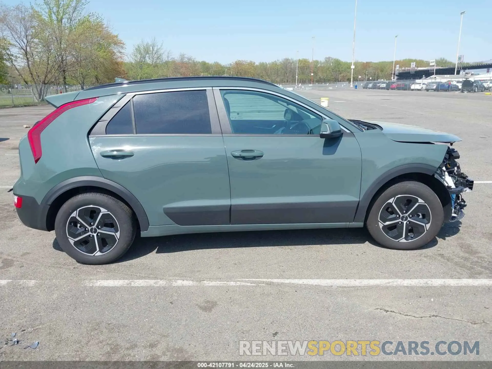 14 fotografías del automóvil dañado KNDCR3LE7S5234184 KIA NIRO 2025