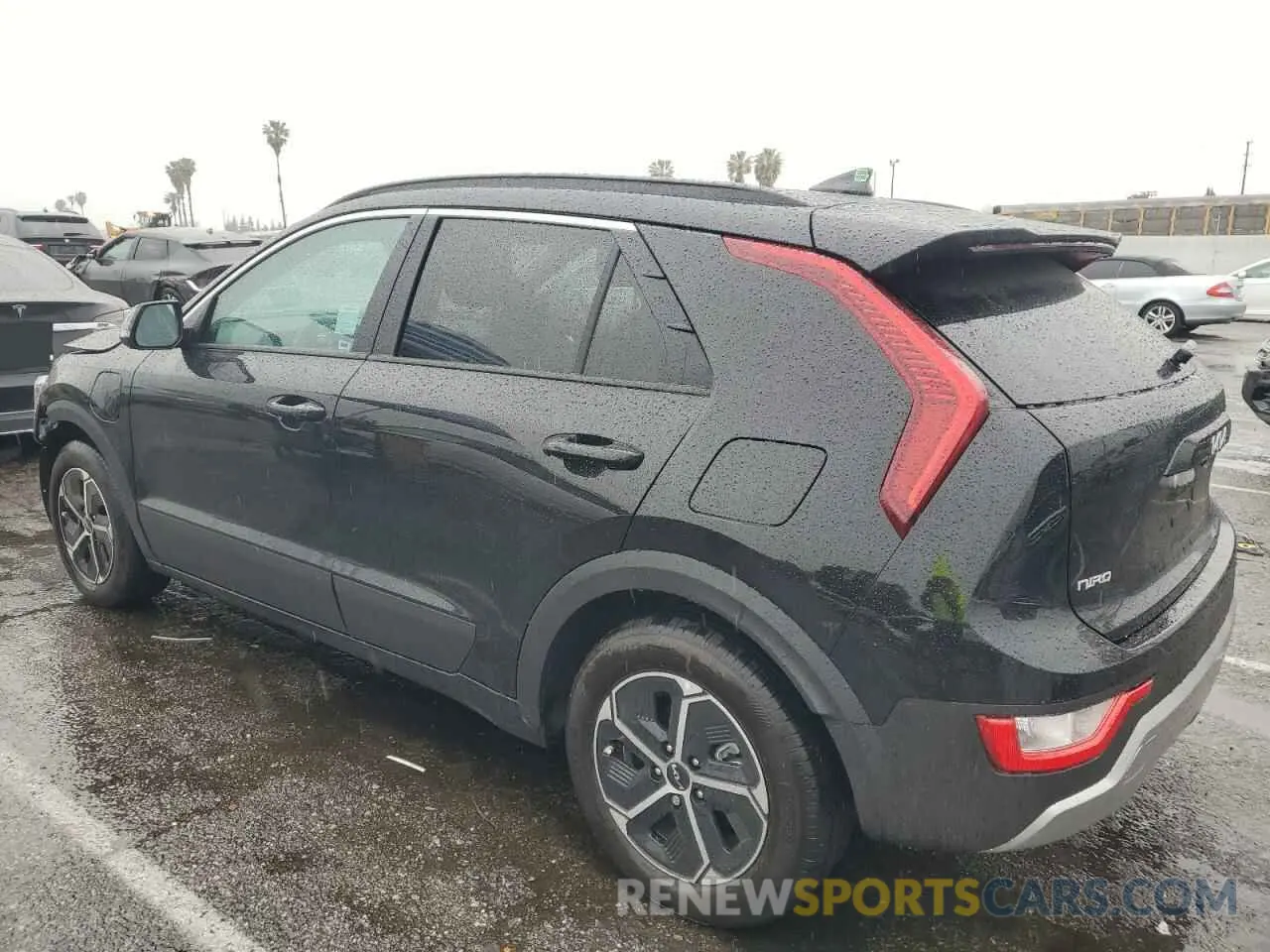 2 fotografías del automóvil dañado KNDCS3LF9S5239657 KIA NIRO 2025