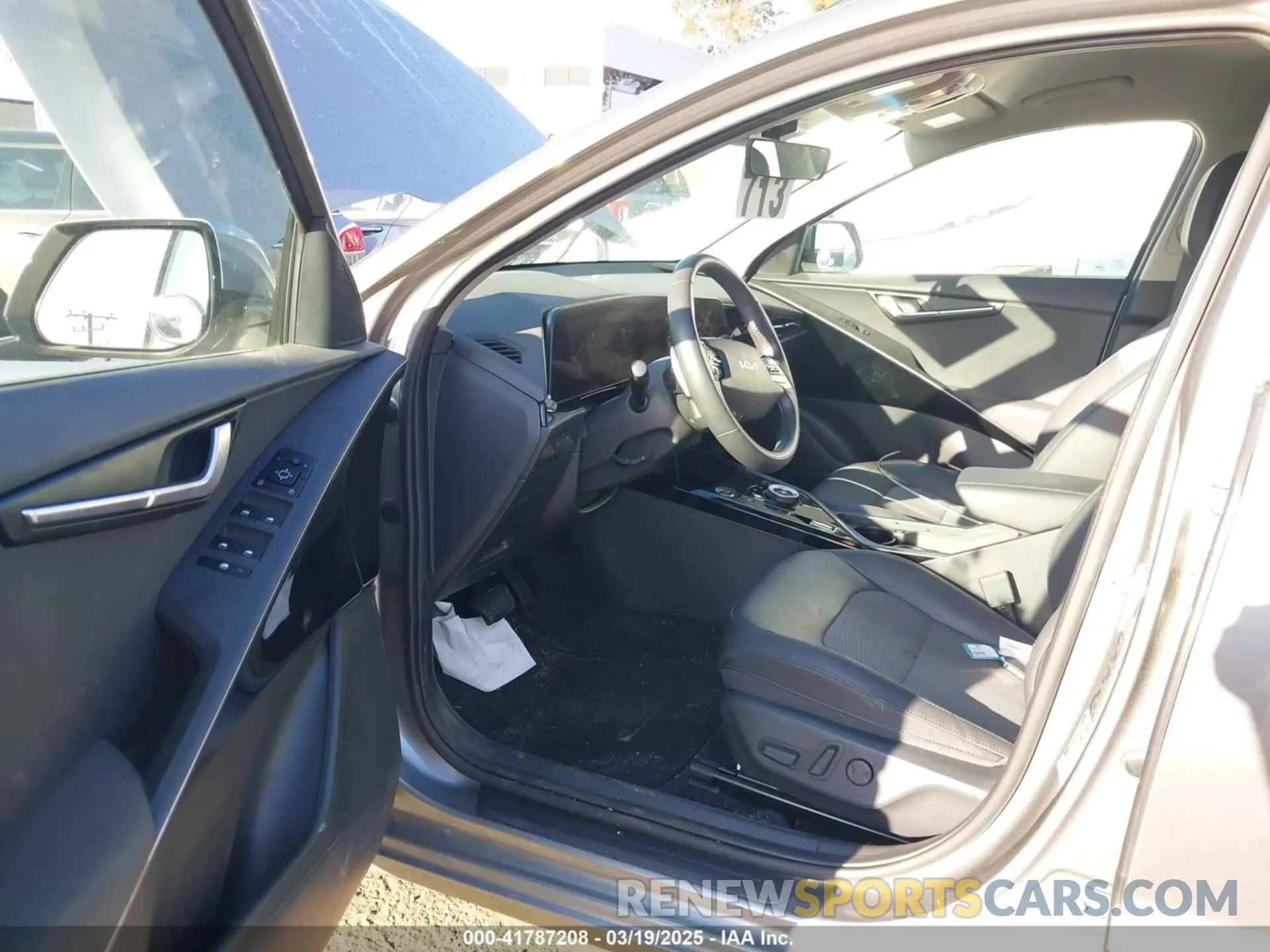 19 fotografías del automóvil dañado KNDCR3L17P5041943 KIA NIRO EV 2023