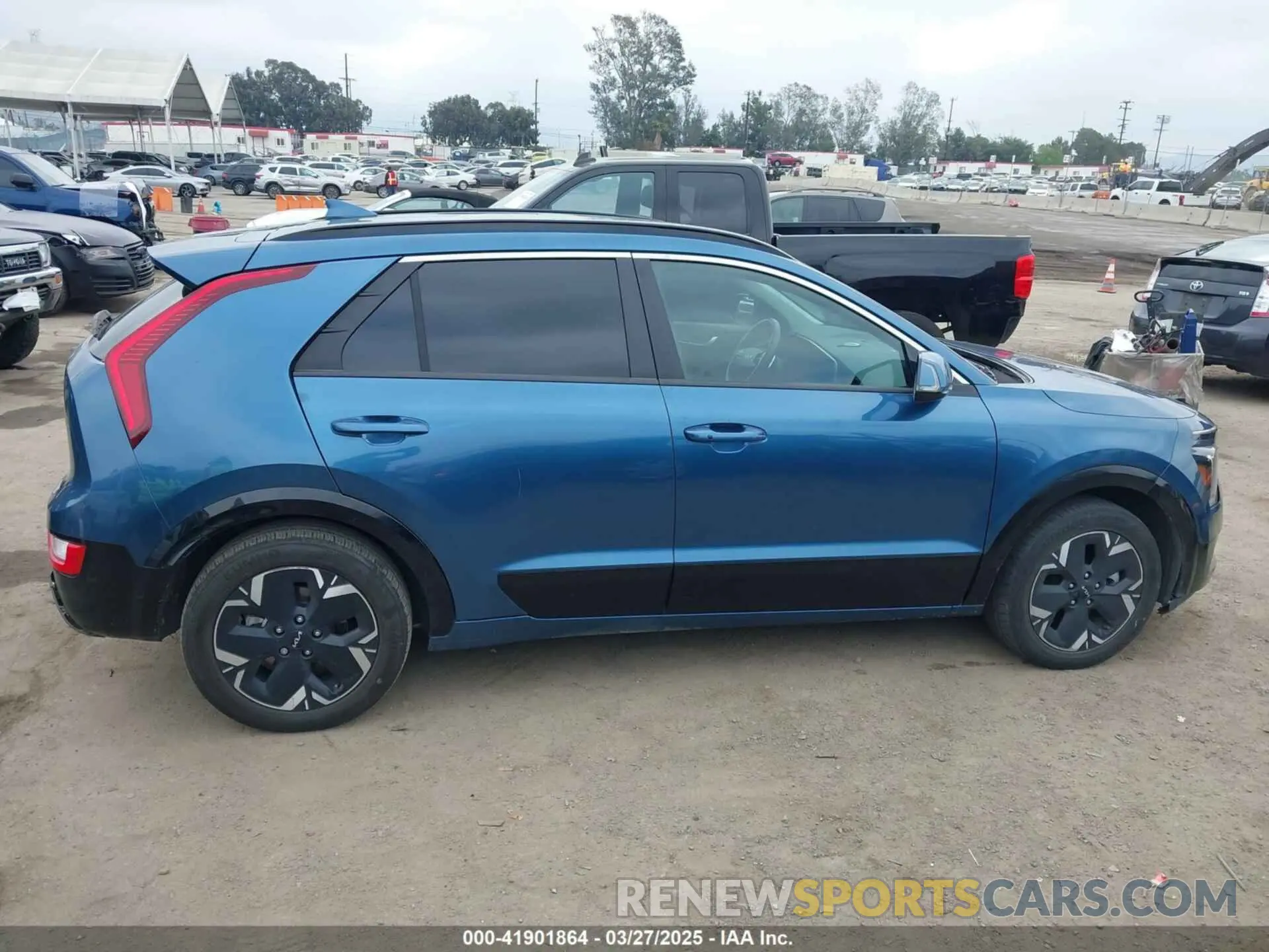 13 fotografías del automóvil dañado KNDCR3L18P5038761 KIA NIRO EV 2023