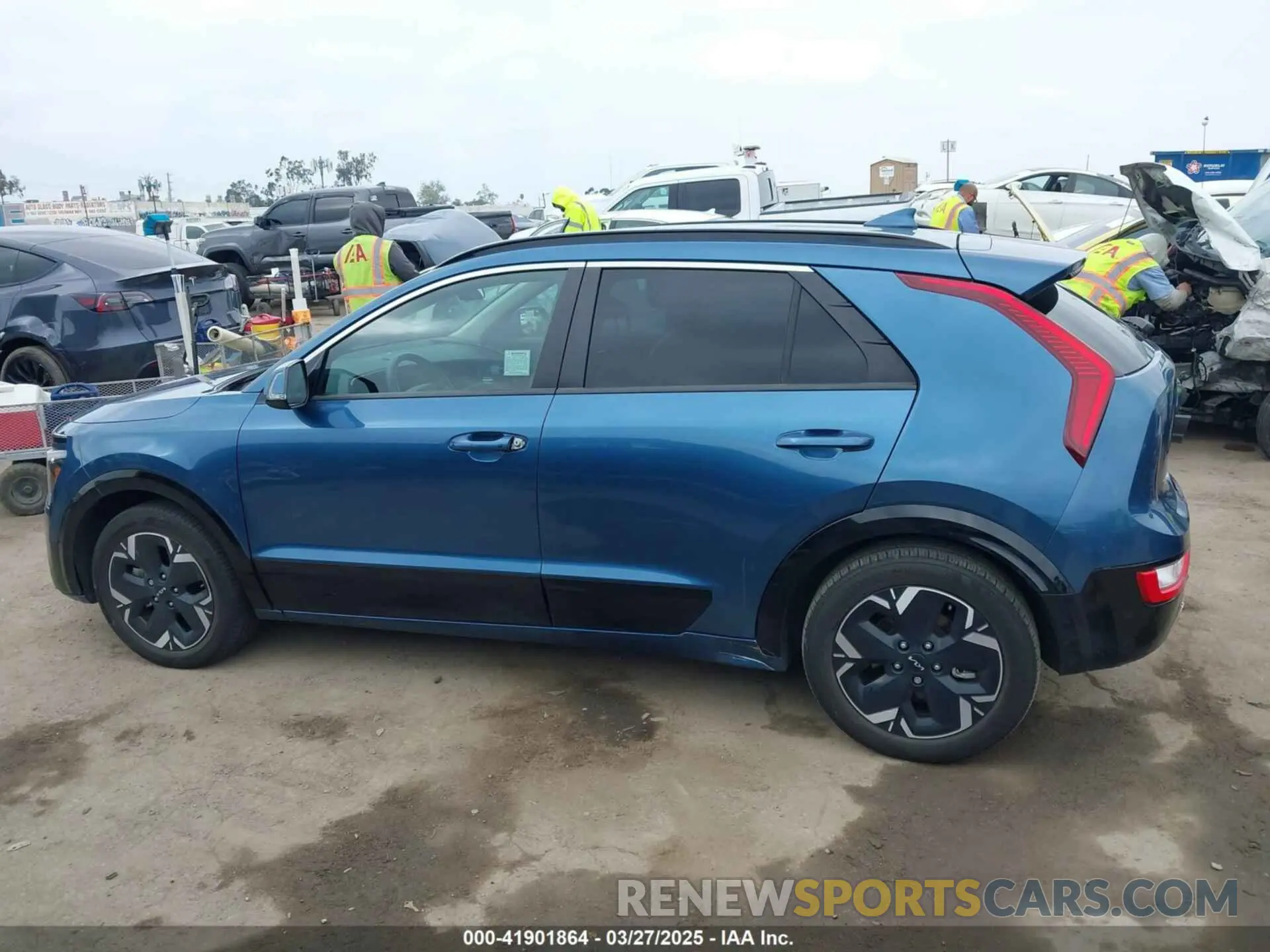 14 fotografías del automóvil dañado KNDCR3L18P5038761 KIA NIRO EV 2023
