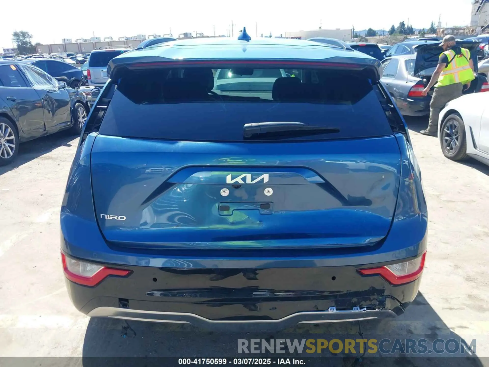 17 fotografías del automóvil dañado KNDCR3L19P5038753 KIA NIRO EV 2023