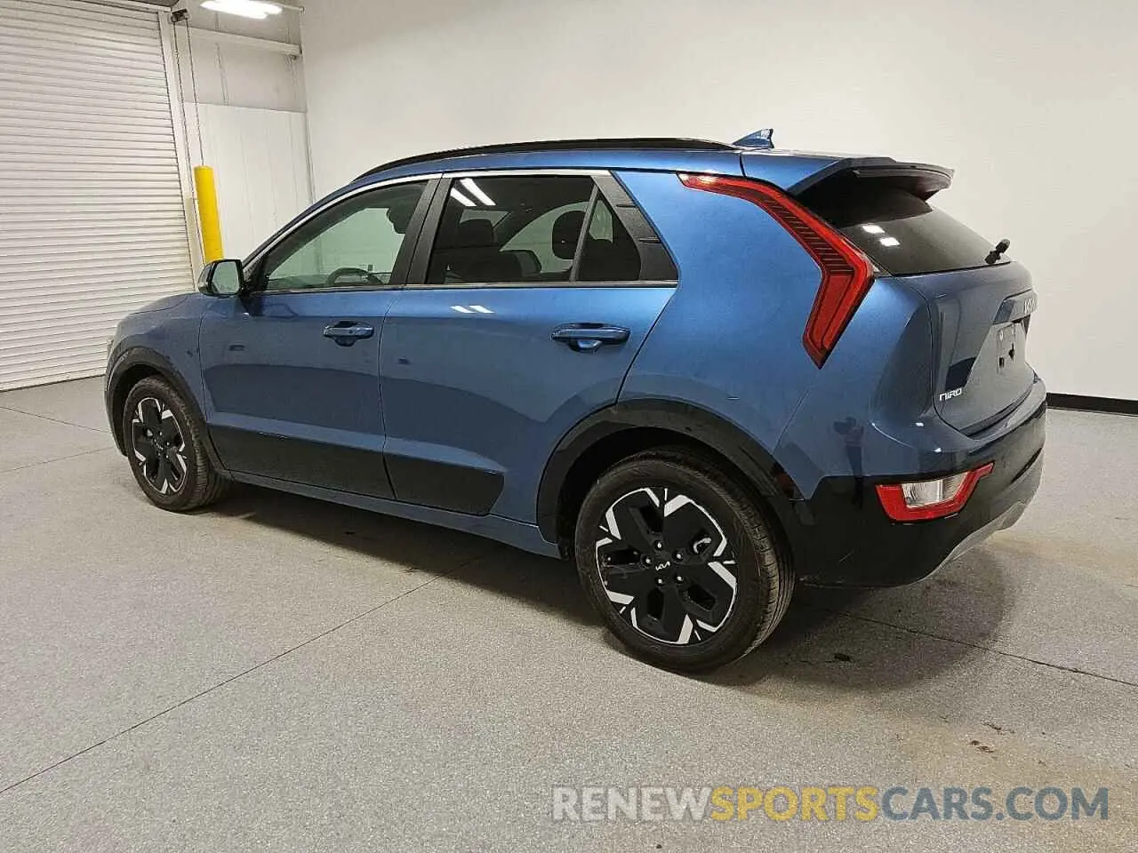 2 fotografías del automóvil dañado KNDCR3L11P5045826 KIA NIRO WIND 2023
