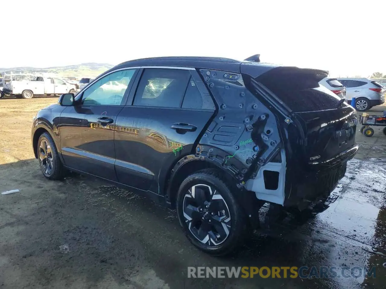 2 fotografías del automóvil dañado KNDCR3L12P5025830 KIA NIRO WIND 2023