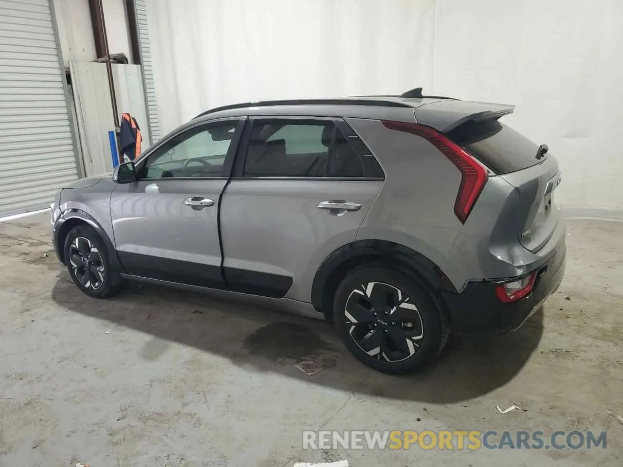 2 fotografías del automóvil dañado KNDCR3L12P5073098 KIA NIRO WIND 2023