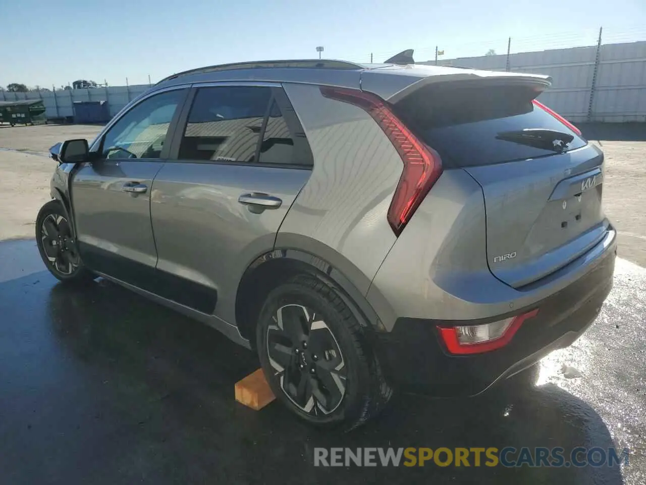 2 fotografías del automóvil dañado KNDCR3L13P5033578 KIA NIRO WIND 2023