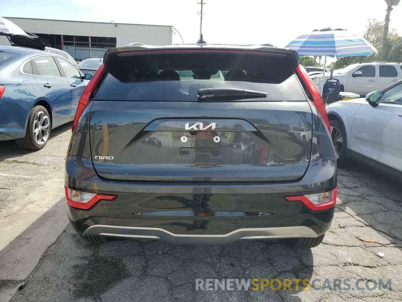 6 fotografías del automóvil dañado KNDCR3L16P5045630 KIA NIRO WIND 2023