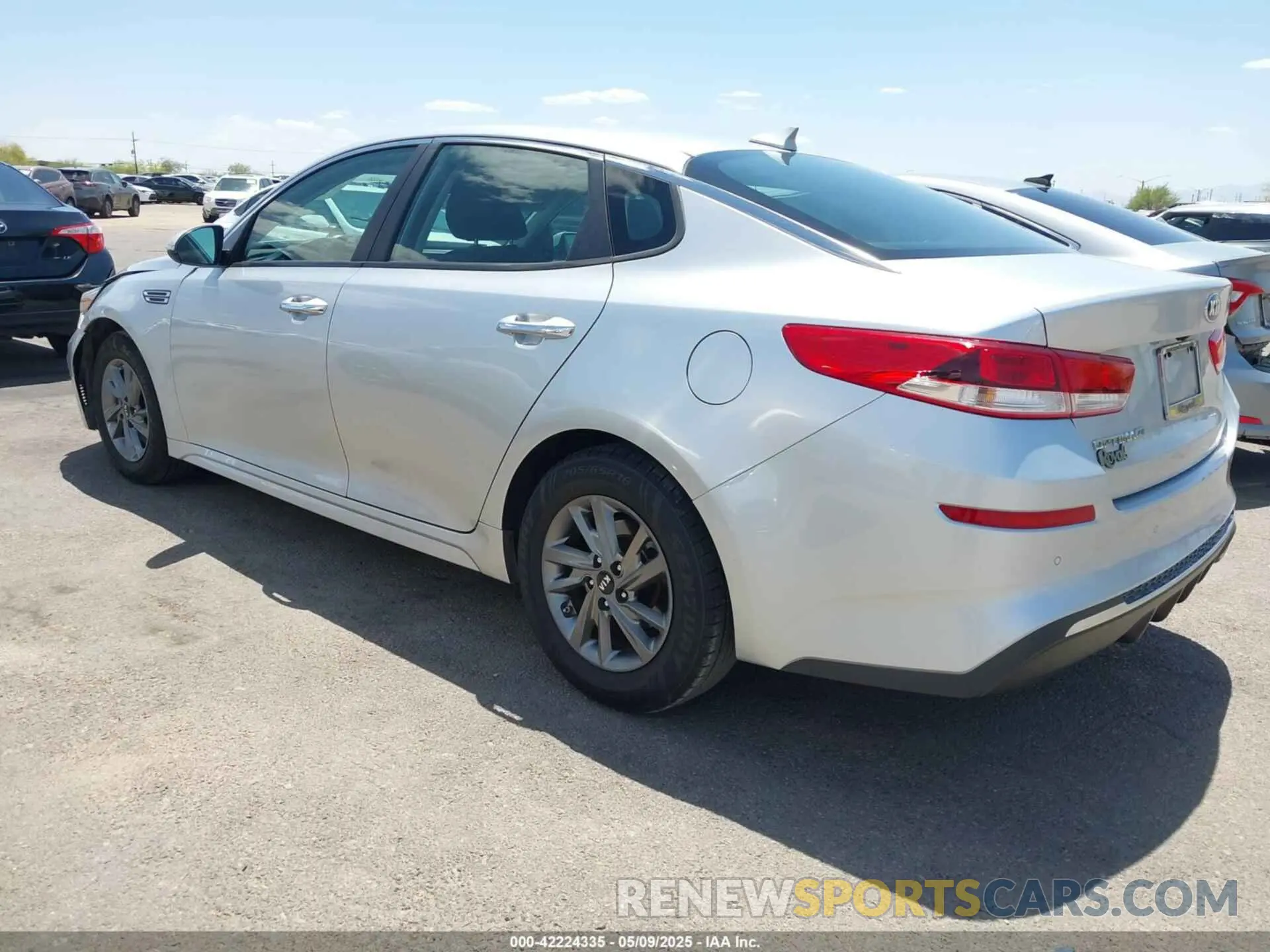 3 fotografías del automóvil dañado 5XXGT4L30KG334033 KIA OPTIMA 2019