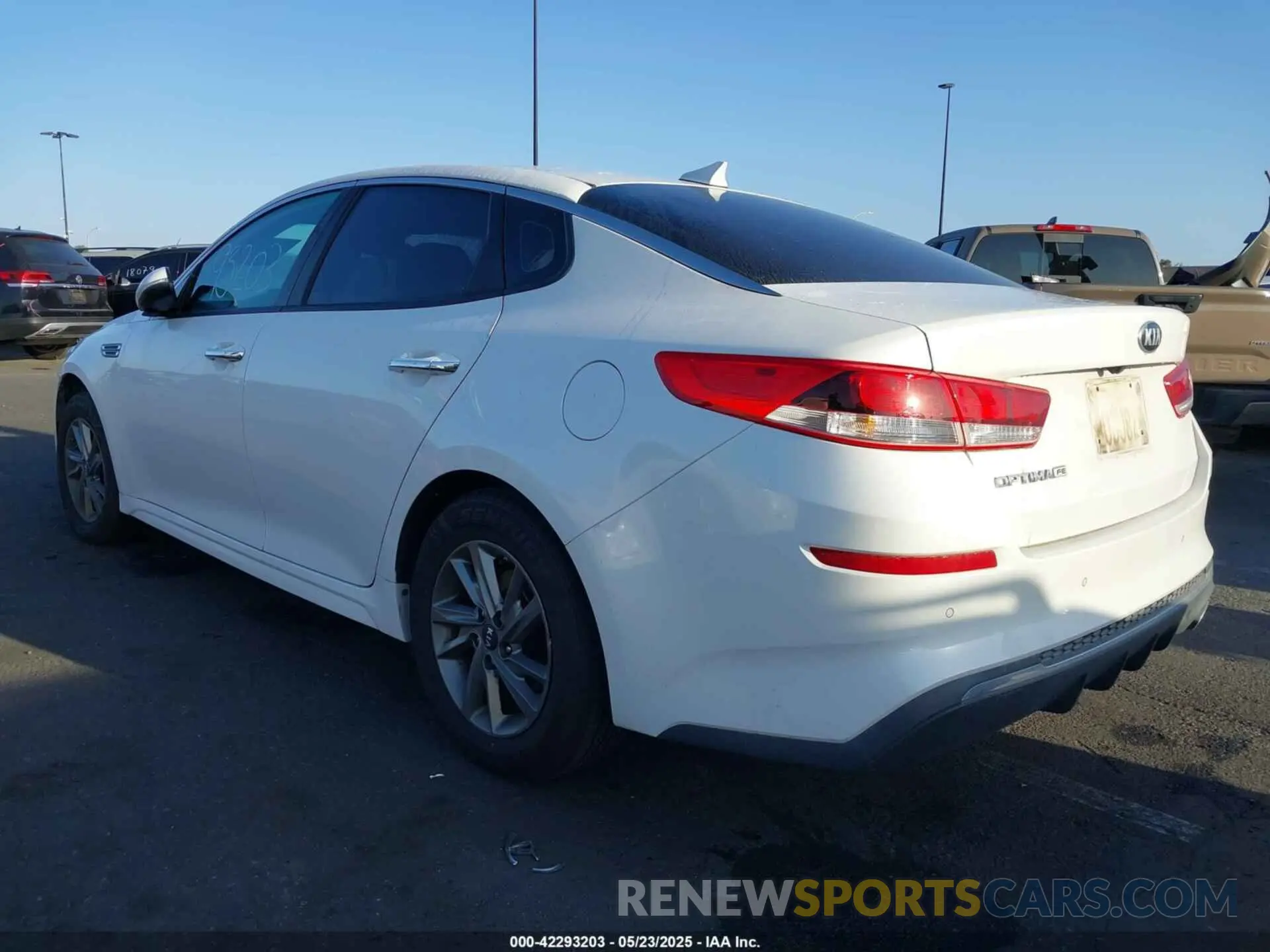 3 fotografías del automóvil dañado 5XXGT4L30KG340544 KIA OPTIMA 2019