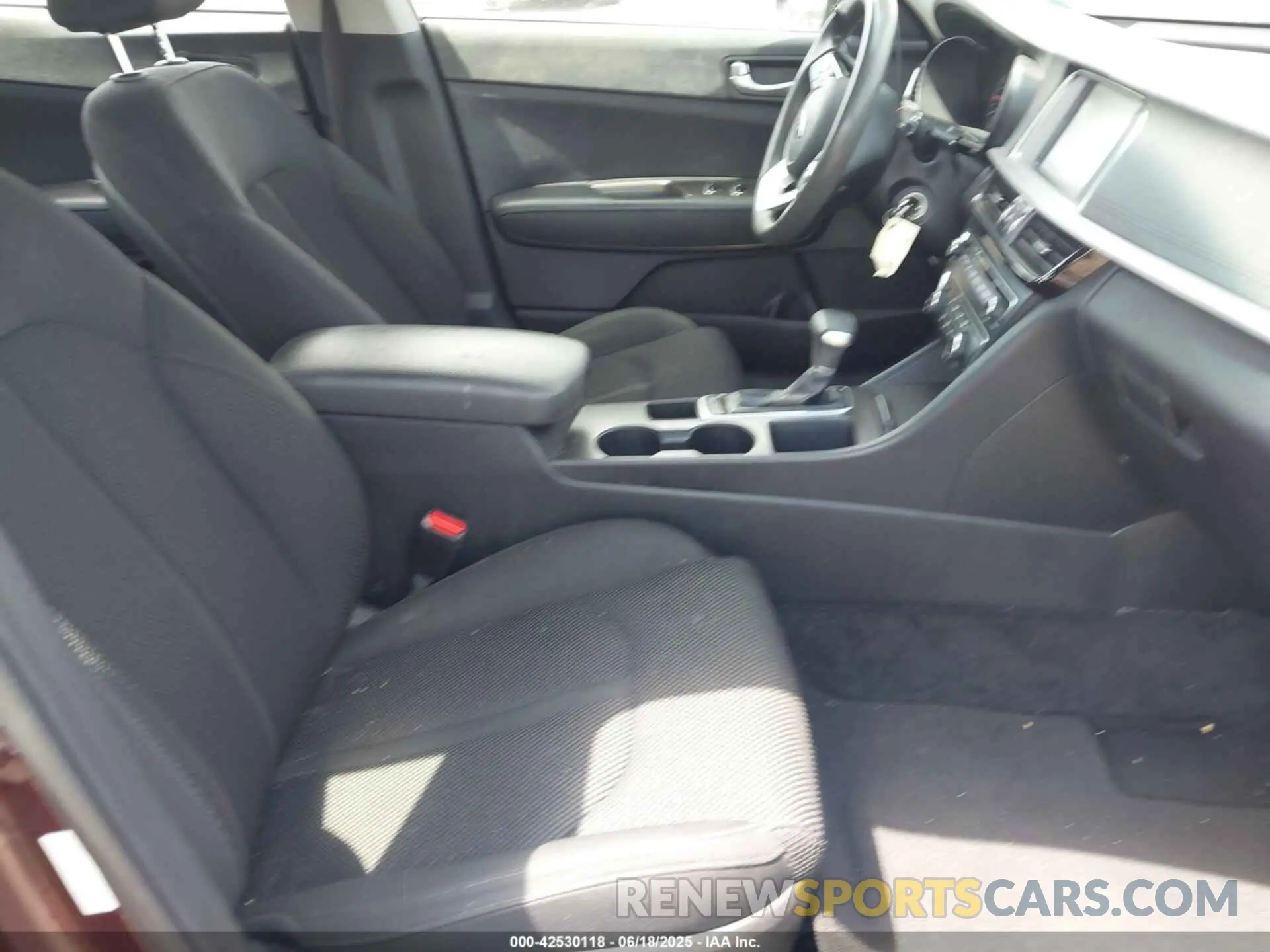 5 fotografías del automóvil dañado 5XXGT4L31KG286705 KIA OPTIMA 2019