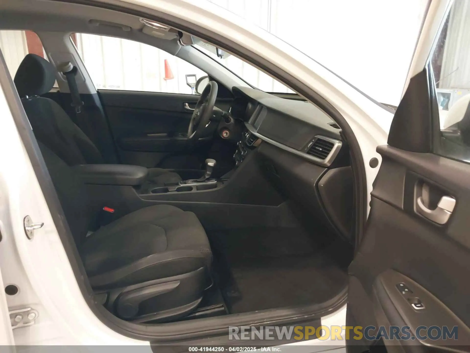 5 fotografías del automóvil dañado 5XXGT4L32KG319002 KIA OPTIMA 2019