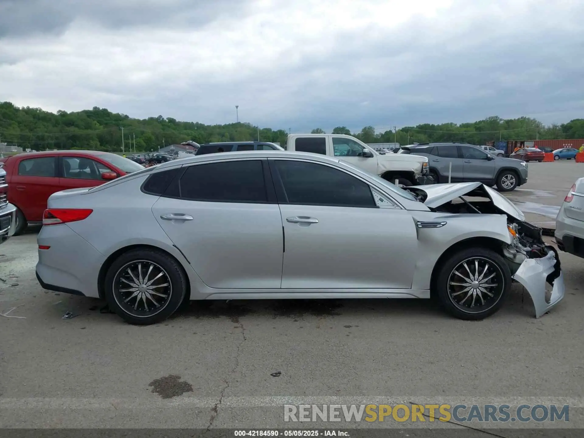 13 fotografías del automóvil dañado 5XXGT4L33KG320322 KIA OPTIMA 2019