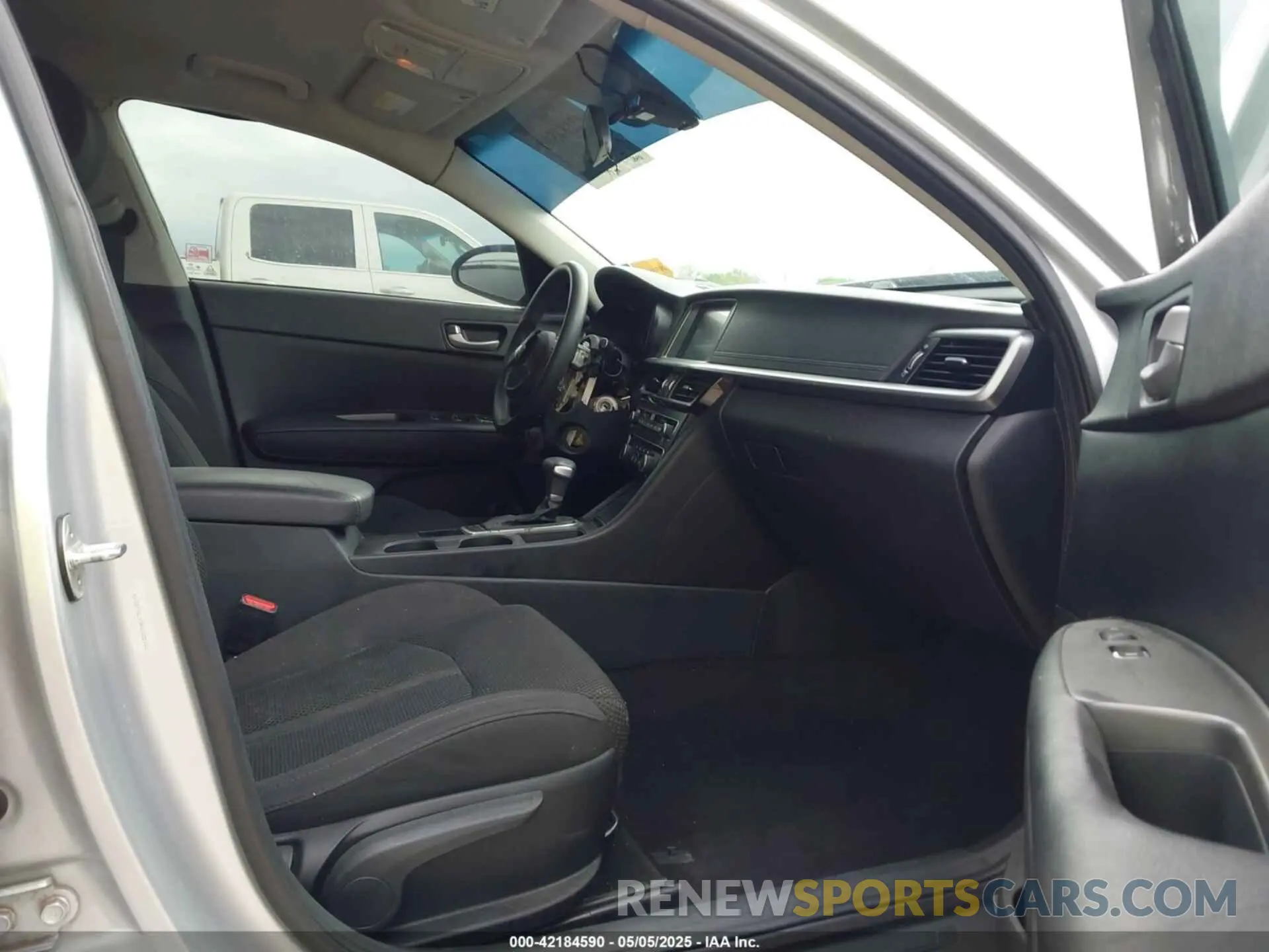 5 fotografías del automóvil dañado 5XXGT4L33KG320322 KIA OPTIMA 2019